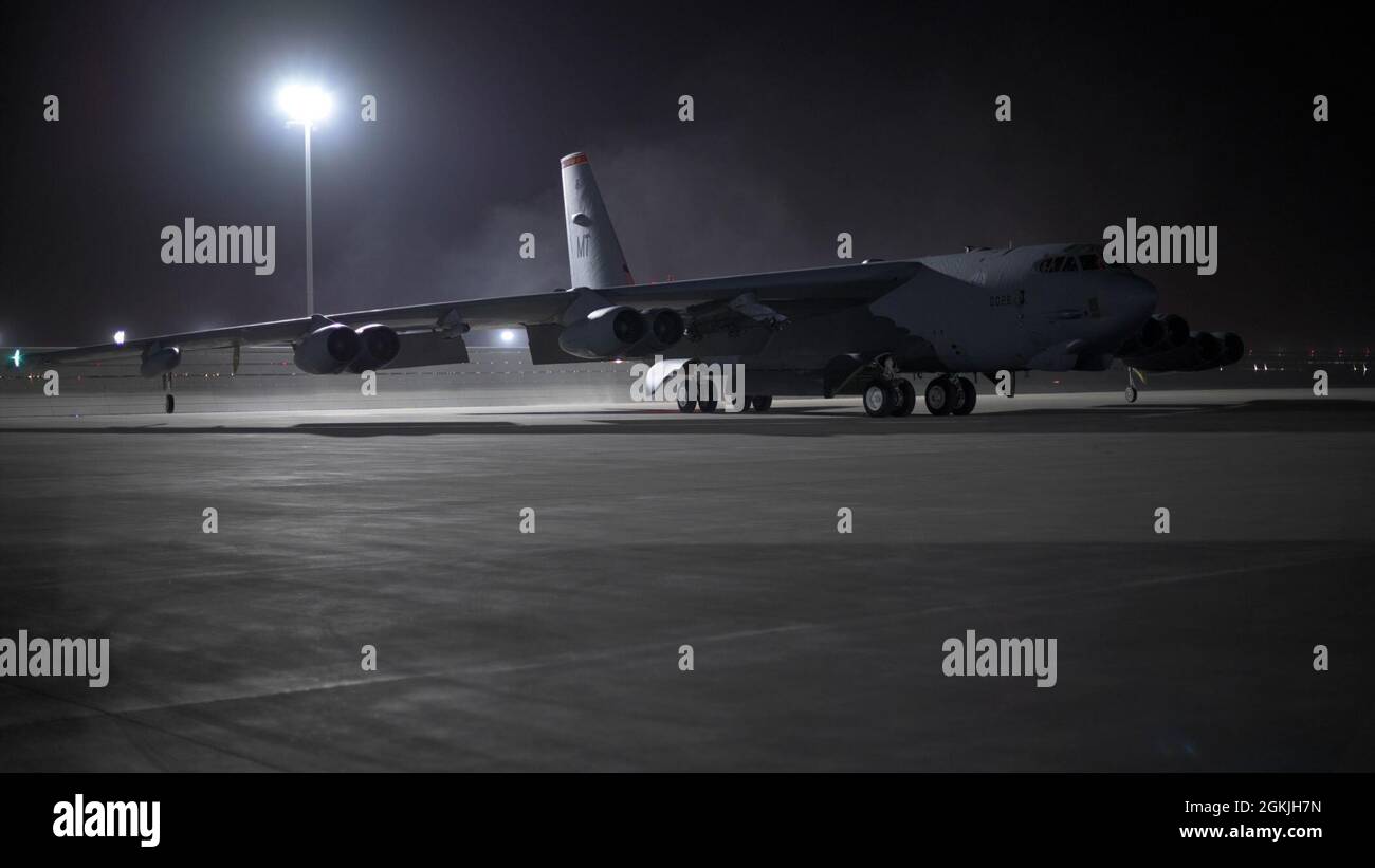 Ein Stratofortress-Flugzeug der B-52H, das dem 5. Bombenflügel der Minot Air Force Base, North Dakota, zugewiesen wurde, kommt am 4. Mai 2021 auf der Al Udeid Air Base, Katar, an. Zwei weitere Bomber kamen am 4. Mai an und schlossen sich den vier B-52-Flugzeugen an, die Ende April eintrafen, um den geordneten und verantwortungsvollen Abzug der US- und Koalitionstruppen aus Afghanistan zu schützen. Stockfoto