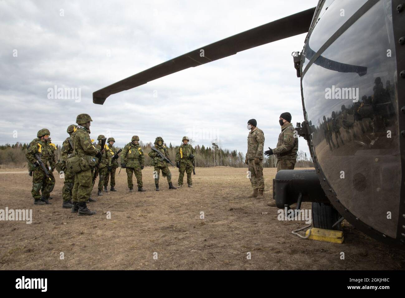 US Army Sgt. Troy Davis und SPC. Malcolm Reed, beide UH-60-Chef der Blackhawk-Crew mit der Bravo Company, dem 3. Bataillon, der 1. Kampfluftfahrtbrigade, der 1. Infanteriedivision, führt in der Nurmsi Drop Zone, Estland, am 4. Mai 2021 Kaltladungsübungen für Soldaten der estnischen Verteidigungsliga durch, um sich auf die Swift Response 21, eine verbundene Übung von DEFENDER-Europe 21, vorzubereiten. DEFENDER-Europe ist eine jährliche, von der US-Armee geführte, multinationale, gemeinsame Übung, die darauf ausgerichtet ist, Bereitschaft und Interoperabilität zwischen den USA, der NATO und den Partnermilitärs aufzubauen. In diesem Jahr haben mehr als 28,000 multinationale Streitkräfte aus 27 Nationen w Stockfoto