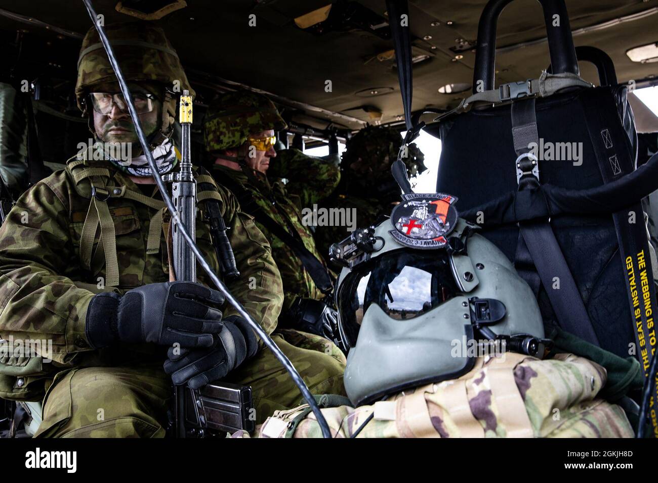 Soldaten der estnischen Verteidigungsliga führen an Bord eines Helikopters der UH-60 Blackhawk Kaltlastübungen durch, um sich auf die Swift Response 21, eine verbundene Übung von DEFENDER-Europe 21, in der Nurmsi Drop Zone, Estland, 4. Mai 2021 vorzubereiten. Die Ausbildung wurde von einer Flugbesatzung der Bravo Company, des 3. Bataillons, der 1. Kampfluftfahrtbrigade, der 1. Infanteriedivision durchgeführt. DEFENDER-Europe ist eine jährliche, von der US-Armee geführte, multinationale, gemeinsame Übung, die darauf ausgerichtet ist, Bereitschaft und Interoperabilität zwischen den USA, der NATO und den Partnermilitärs aufzubauen. In diesem Jahr werden mehr als 28,000 multinationale Streitkräfte aus 27 Nationen zusammenarbeiten Stockfoto