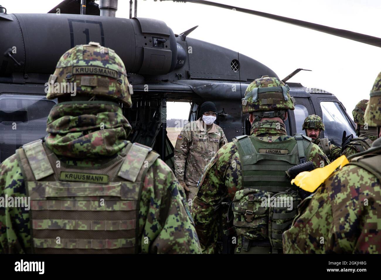 SPC der US-Armee. Malcolm Reed, ein UH-60-Chef der Blackhawk-Crew mit der Bravo Company, dem 3. Bataillon, der 1. Kampfluftfahrtbrigade, der 1. Infanteriedivision, führt in der Nurmsi Drop Zone, Estland, am 4. Mai 2021 Kaltlastübungen für die Soldaten der estnischen Verteidigungsliga durch, um sich auf die Swift Response 21, eine verbundene Übung von DEFENDER-Europe 21, vorzubereiten. DEFENDER-Europe ist eine jährliche, von der US-Armee geführte, multinationale, gemeinsame Übung, die darauf ausgerichtet ist, Bereitschaft und Interoperabilität zwischen den USA, der NATO und den Partnermilitärs aufzubauen. In diesem Jahr werden mehr als 28,000 multinationale Streitkräfte aus 27 Nationen nahezu alle Kräfte zusammenführen Stockfoto