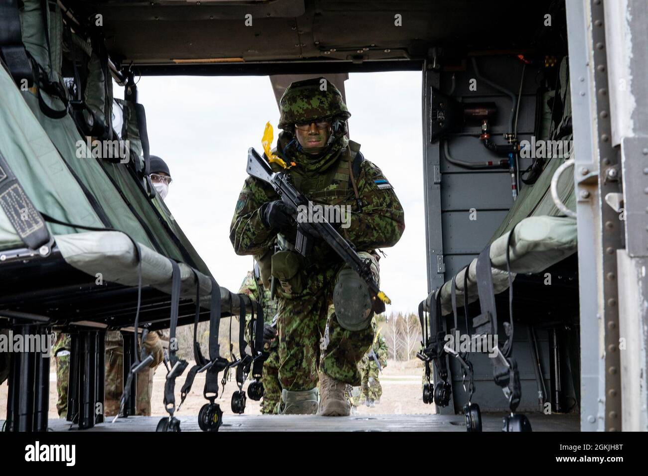 Ein Soldat der estnischen Verteidigungsliga nimmt während des Kaltlasttrainings einen UH-60 Blackhawk-Hubschrauber in die Höhe, um sich auf Swift Response 21, eine verbundene Übung von DEFENDER-Europe 21, in der Nurmsi Drop Zone, Estland, 4. Mai 2021, vorzubereiten. Die Ausbildung wurde von einer Flugbesatzung der Bravo Company, des 3. Bataillons, der 1. Kampfluftfahrtbrigade, der 1. Infanteriedivision durchgeführt. DEFENDER-Europe ist eine jährliche, von der US-Armee geführte, multinationale, gemeinsame Übung, die darauf ausgerichtet ist, Bereitschaft und Interoperabilität zwischen den USA, der NATO und den Partnermilitärs aufzubauen. In diesem Jahr werden mehr als 28,000 multinationale Streitkräfte aus 27 Nationen c Stockfoto