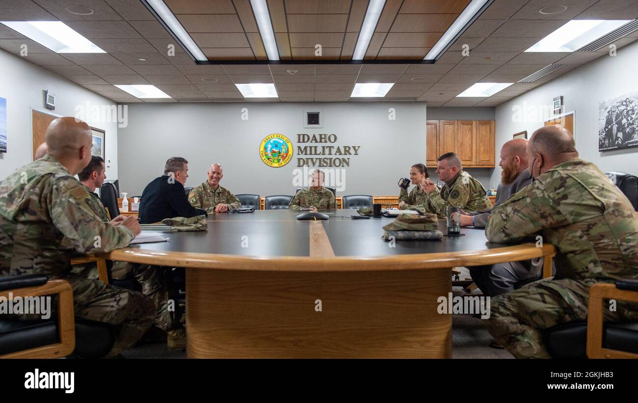 Brig. Gen. Stefanie K. Horvath, Mobilisierungsassistentin des Director of Operations, J-3, United States Cyber Command, Forth Meade, Maryland, trifft sich mit Brig. General Farin D. Schwartz, Assistant Adjutant General – Army, Idaho Army National Guard und Brig. General Timothy J. Donnellan, stellvertretender Adjutant General-Air, Idaho Air National Guard, und andere Führer auf Gowen Field, 4. Mai 2021, Gowen Field, Boise, Idaho. Während einer Reise nach Idaho traf Horvath mit der Führung von Gowen Field, dem Luftwaffenstützpunkt Mountain Home und dem Idaho National Laboratory zusammen, um sich auf zukünftige gemeinsame Bemühungen mit United States Cyber vorzubereiten Stockfoto