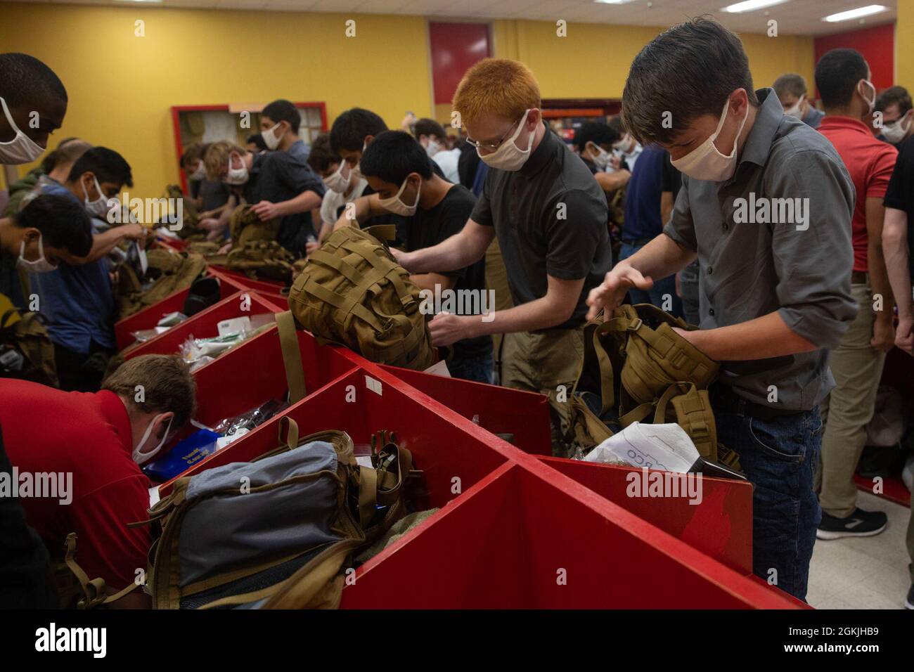 Neue Rekruten bei Charlie Company, 1. Rekrutierungs-Ausbildungsbataillon, reagieren auf Bestellungen während des Empfangs beim Marine Corps Recruit Depot, San Diego, 4. Mai 2021. Während dieser Zeit wurden die Rekruten über die Artikel des Uniform Code of Military Justice informiert, die sie während der Rekrutenausbildung und als Marineinfanteristen befolgen müssen. Stockfoto
