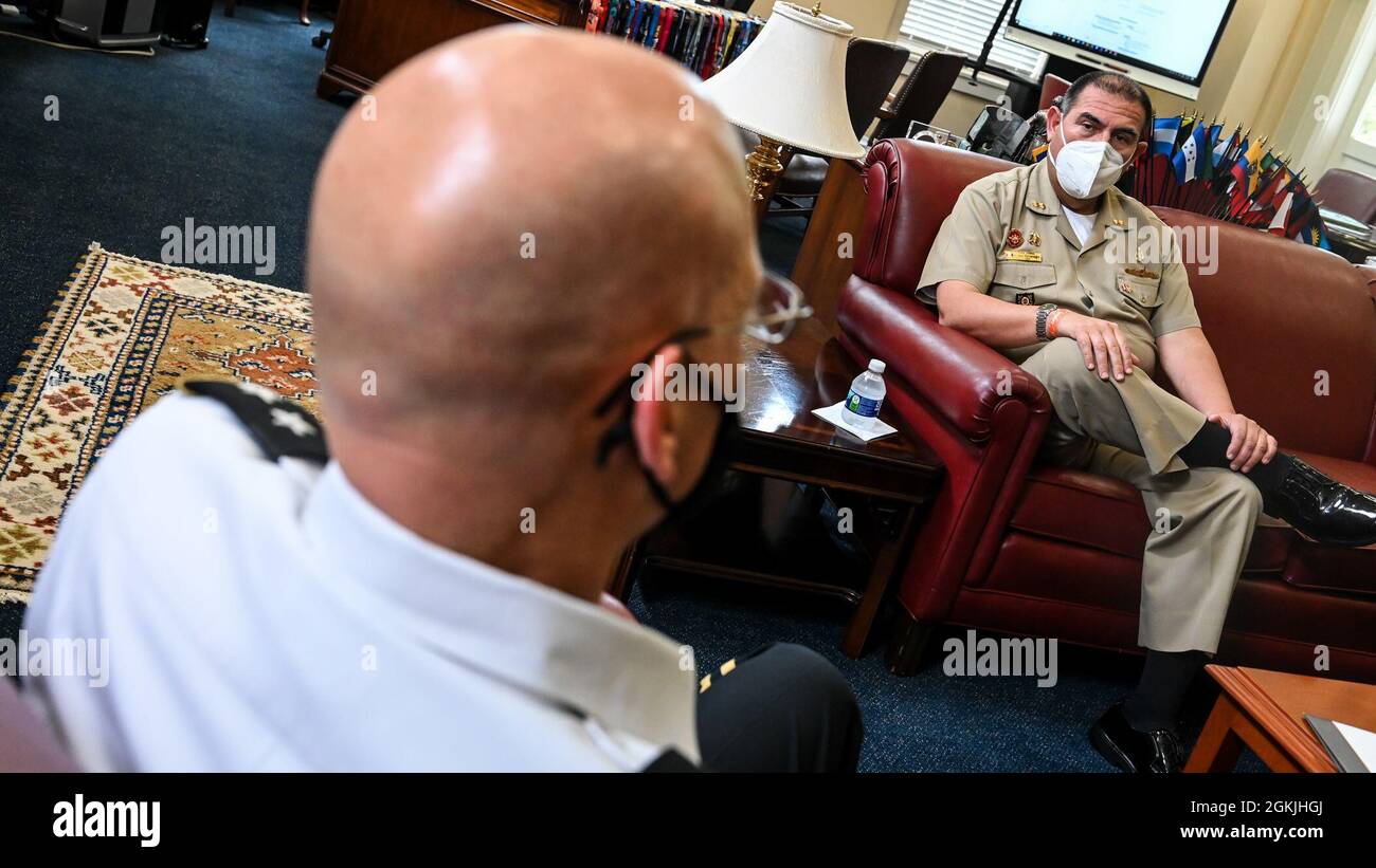Die Führung des Interamerikanischen Verteidigungskollegs begrüßte den peruanischen Navy-Konteradmiral Nelson Montenegro Pacheco, Marine- und Verteidigungsattaché für Peru, zu einem Campus-Besuch in Fort Lesley J. McNair, Washington, D.C., 5. Mai 2021. Während des Besuchs führten die Besucher ein Bürogespräch mit der IADC-Führung, erhielten einen IADC-Auftrag und beendeten den Besuch mit einer Führung durch unseren Campus. Stockfoto
