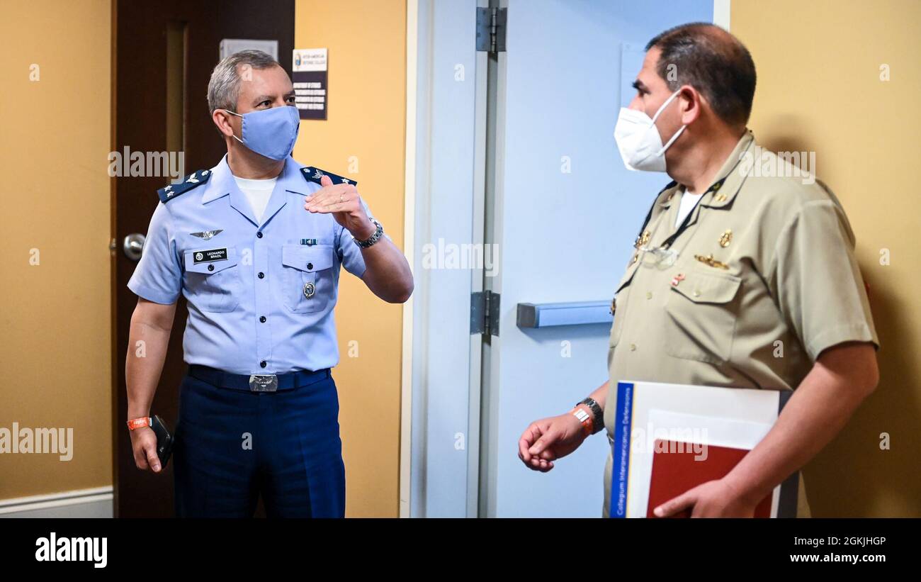 Die Führung des Interamerikanischen Verteidigungskollegs begrüßte den peruanischen Navy-Konteradmiral Nelson Montenegro Pacheco, Marine- und Verteidigungsattaché für Peru, zu einem Campus-Besuch in Fort Lesley J. McNair, Washington, D.C., 5. Mai 2021. Während des Besuchs führten die Besucher ein Bürogespräch mit der IADC-Führung, erhielten einen IADC-Auftrag und beendeten den Besuch mit einer Führung durch unseren Campus. Stockfoto