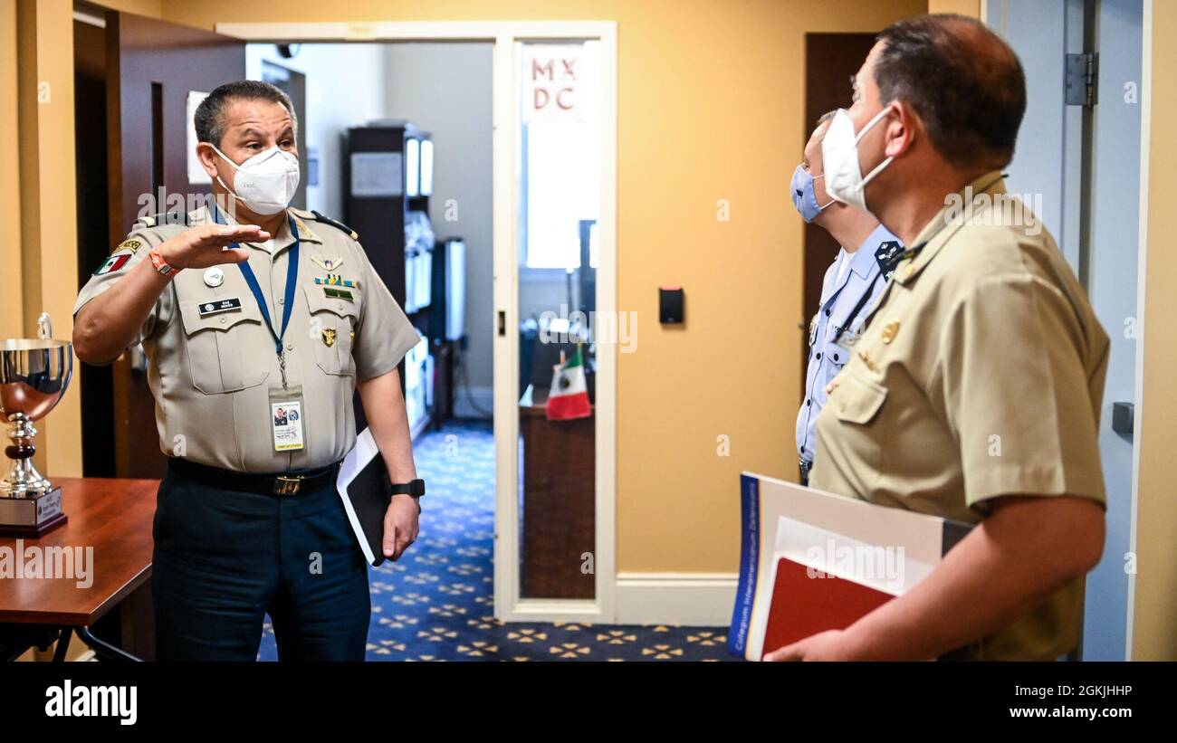 Die Führung des Interamerikanischen Verteidigungskollegs begrüßte den peruanischen Navy-Konteradmiral Nelson Montenegro Pacheco, Marine- und Verteidigungsattaché für Peru, zu einem Campus-Besuch in Fort Lesley J. McNair, Washington, D.C., 5. Mai 2021. Während des Besuchs führten die Besucher ein Bürogespräch mit der IADC-Führung, erhielten einen IADC-Auftrag und beendeten den Besuch mit einer Führung durch unseren Campus. Stockfoto