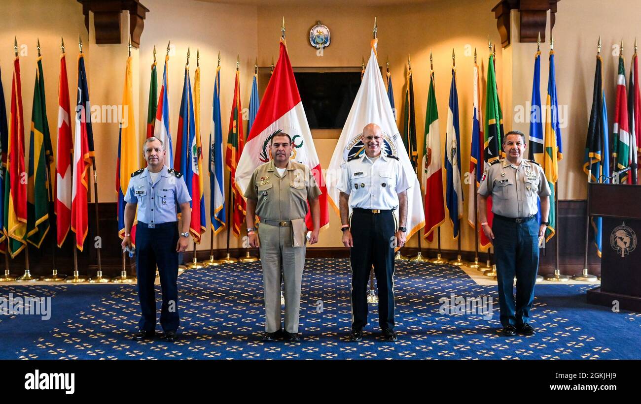 Die Führung des Interamerikanischen Verteidigungskollegs begrüßte den peruanischen Navy-Konteradmiral Nelson Montenegro Pacheco, Marine- und Verteidigungsattaché für Peru, zu einem Campus-Besuch in Fort Lesley J. McNair, Washington, D.C., 5. Mai 2021. Während des Besuchs führten die Besucher ein Bürogespräch mit der IADC-Führung, erhielten einen IADC-Auftrag und beendeten den Besuch mit einer Führung durch unseren Campus. Stockfoto