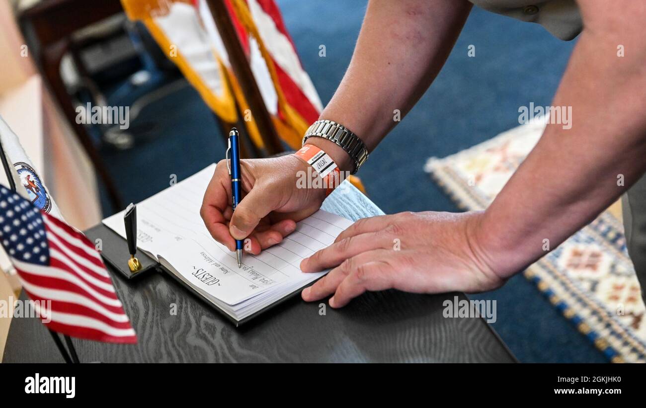 Die Führung des Interamerikanischen Verteidigungskollegs begrüßte den peruanischen Navy-Konteradmiral Nelson Montenegro Pacheco, Marine- und Verteidigungsattaché für Peru, zu einem Campus-Besuch in Fort Lesley J. McNair, Washington, D.C., 5. Mai 2021. Während des Besuchs führten die Besucher ein Bürogespräch mit der IADC-Führung, erhielten einen IADC-Auftrag und beendeten den Besuch mit einer Führung durch unseren Campus. Stockfoto