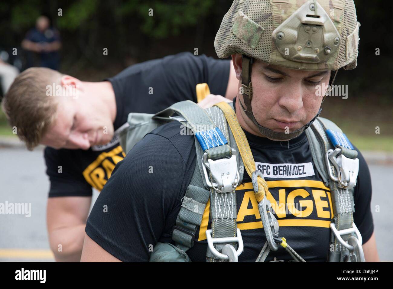 Eine Gruppe von US-Army Rangers, die dem 5. Ranger Training Bataillon zugewiesen wurden, unterstützt sich gegenseitig beim Rigging in ihre MC-6-Fallschirme in der Nähe der Landezone im war Hill Park, Lake Lanier, Dawsonville, Georgia, 5. Mai, 2021. Diese Rangers führen einen Wassersprung für den Familientag ihrer Einheit durch und bleiben kompetent und aktuell über den Sprungstatus. Stockfoto