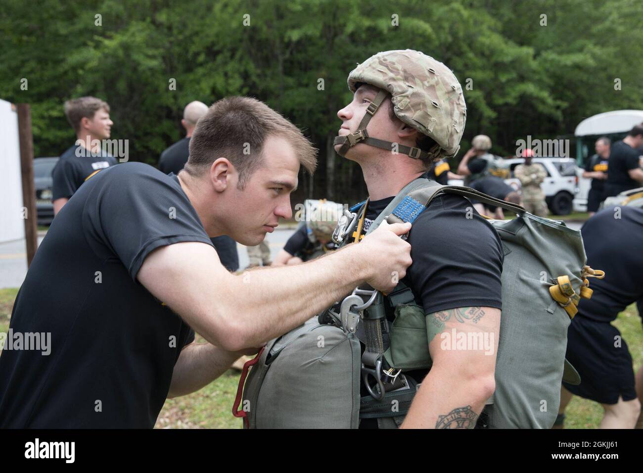 Eine Gruppe von US-Army Rangers, die dem 5. Ranger Training Bataillon zugewiesen wurden, unterstützt sich gegenseitig beim Rigging in ihre MC-6-Fallschirme in der Nähe der Landezone im war Hill Park, Lake Lanier, Dawsonville, Georgia, 5. Mai, 2021. Diese Rangers führen einen Wassersprung für den Familientag ihrer Einheit durch und bleiben kompetent und aktuell über den Sprungstatus. Stockfoto