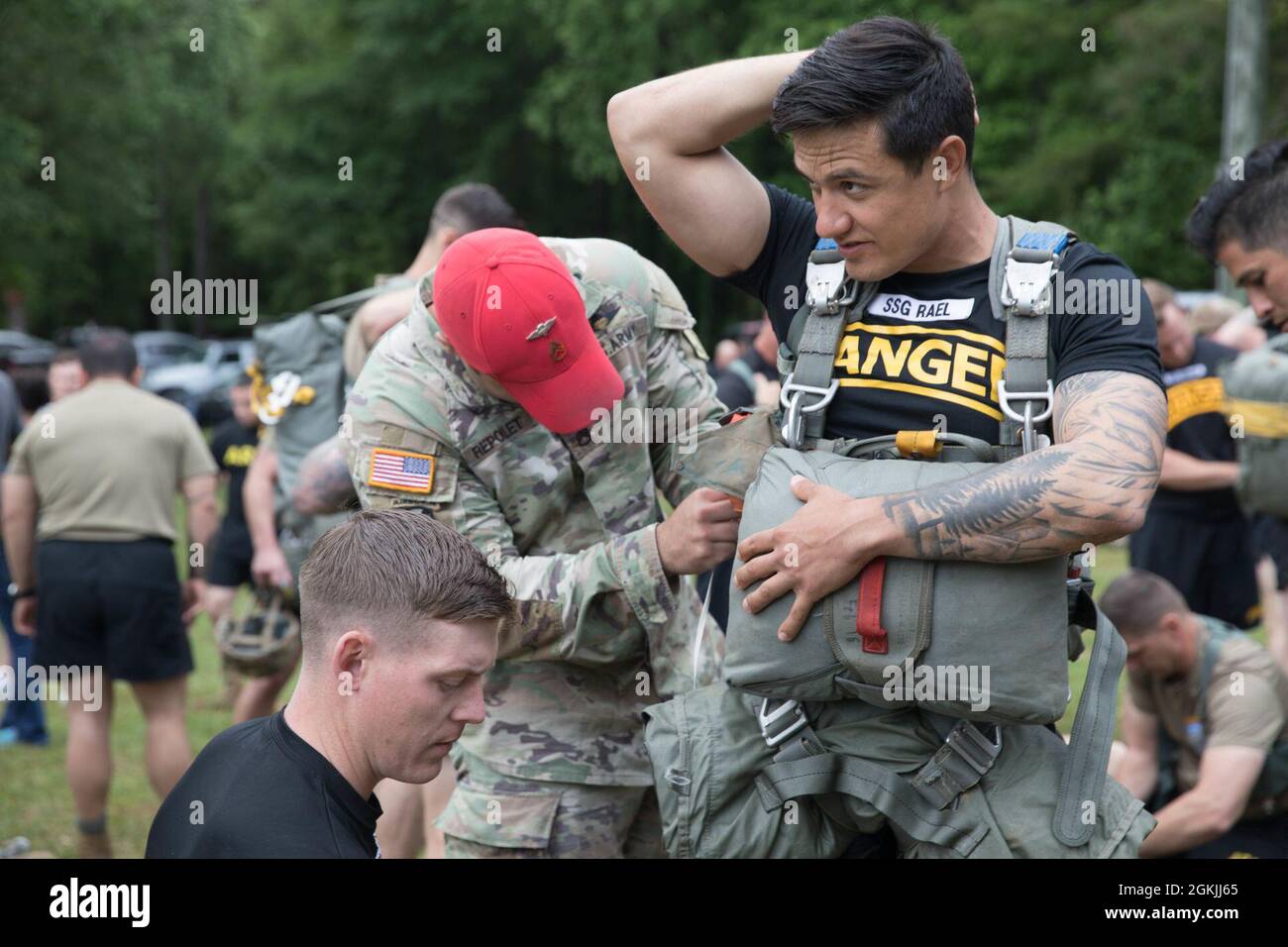 Eine Gruppe von US-Army Rangers, die dem 5. Ranger Training Bataillon zugewiesen wurden, unterstützt sich gegenseitig beim Rigging in ihre MC-6-Fallschirme in der Nähe der Landezone im war Hill Park, Lake Lanier, Dawsonville, Georgia, 5. Mai, 2021. Diese Rangers führen einen Wassersprung für den Familientag ihrer Einheit durch und bleiben kompetent und aktuell über den Sprungstatus. Stockfoto