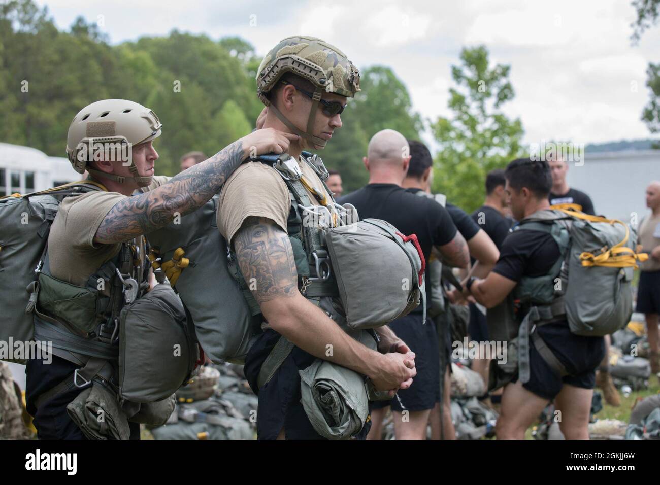 Eine Gruppe von US-Army Rangers, die dem 5. Ranger Training Bataillon zugewiesen wurden, unterstützt sich gegenseitig beim Rigging in ihre MC-6-Fallschirme in der Nähe der Landezone im war Hill Park, Lake Lanier, Dawsonville, Georgia, 5. Mai, 2021. Diese Rangers führen einen Wassersprung für den Familientag ihrer Einheit durch und bleiben kompetent und aktuell über den Sprungstatus. Stockfoto