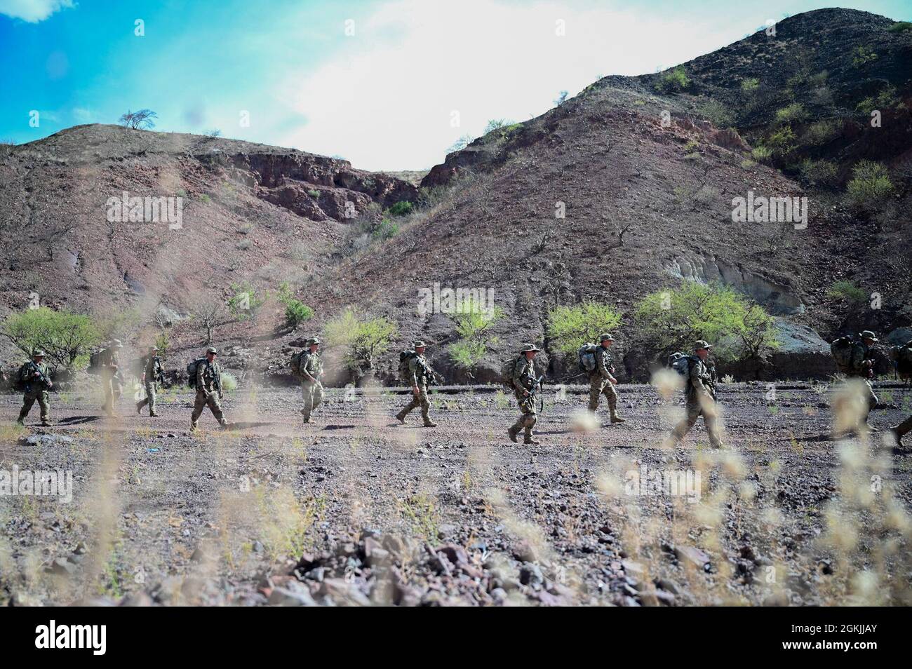 Dienstmitglieder, die der gemeinsamen Task Force Horn von Afrika zugewiesen wurden, um sich auf eine Nachthausübung während des Kurses des französischen Wüstenkommandos im Centre d’entraînement au Combat de Djibouti (CECAD) in Arta Plage, Dschibuti, vorzubereiten, 4. Mai 2021. Um den Kurs erfolgreich zu absolvieren und das französische Wüstenkommandabzeichen zu erhalten, müssen die Teilnehmer drei Veranstaltungen bestehen: Knotenbeschläge, einen Berg-Hinderniskurs und einen Wasser-Hinderniskurs. Stockfoto