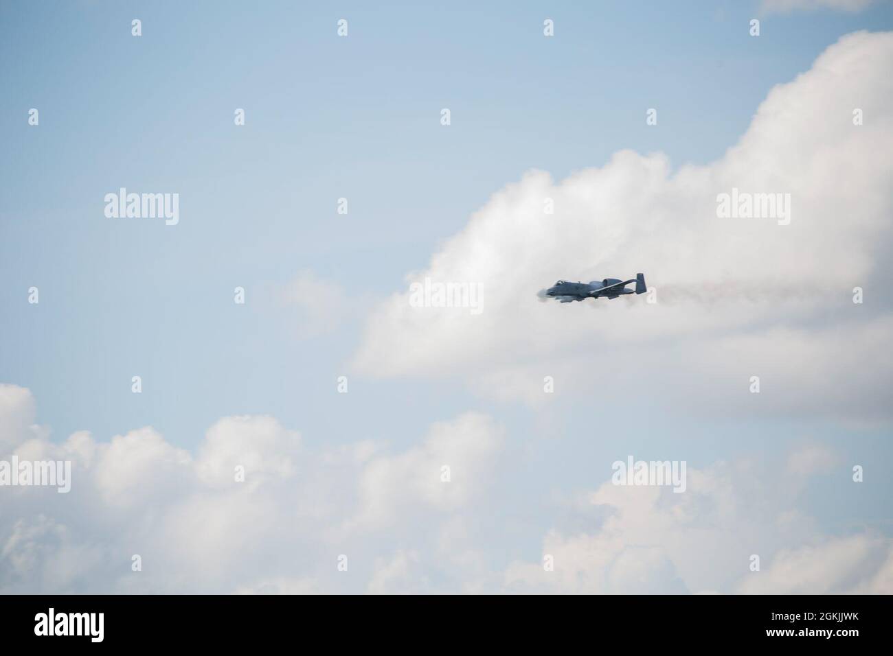 Ein A-10C Thunderbolt II mit dem 75. Jagdgeschwader feuert seine GAU-8/A 30mm Kanone zur Unterstützung von Marine Raiders auf der Moody Air Force Base, Georgia, 10. Mai 2021. Das Training gab den Raiders die Möglichkeit, CAS von verschiedenen Flugzeugen aus anzurufen. Dies stärkt das Wissen aus der Vergangenheit, um die Kompetenz im betrieblichen Umfeld zu gewährleisten. Stockfoto