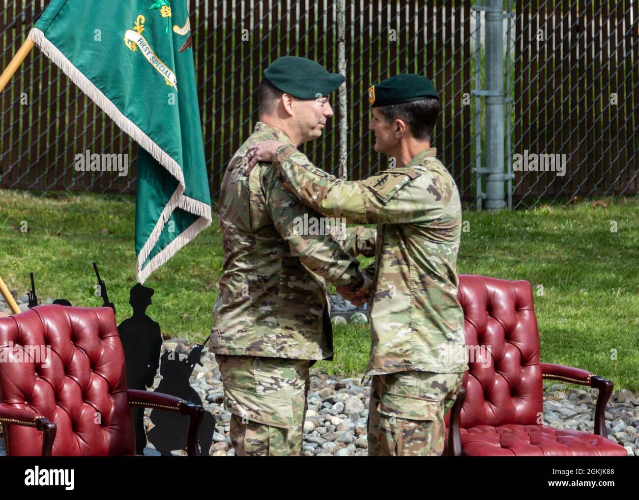 GEMEINSAME BASIS LEWIS-MCCHORD, Washington - Oberst Ryan Ehrler, Kommandant der 1. Special Forces Group (Airborne), begrüßt Command Sgt. Maj. Eric Curran an das Kommandoteam am 5. Mai 2021 während einer Zeremonie zur Übernahme der Verantwortung. Curran übernahm die Verantwortung für den 1. SFG (A), nachdem er in den letzten 20 Jahren in allen eingetragenen Führungspositionen in der Einheit tätig war. Stockfoto