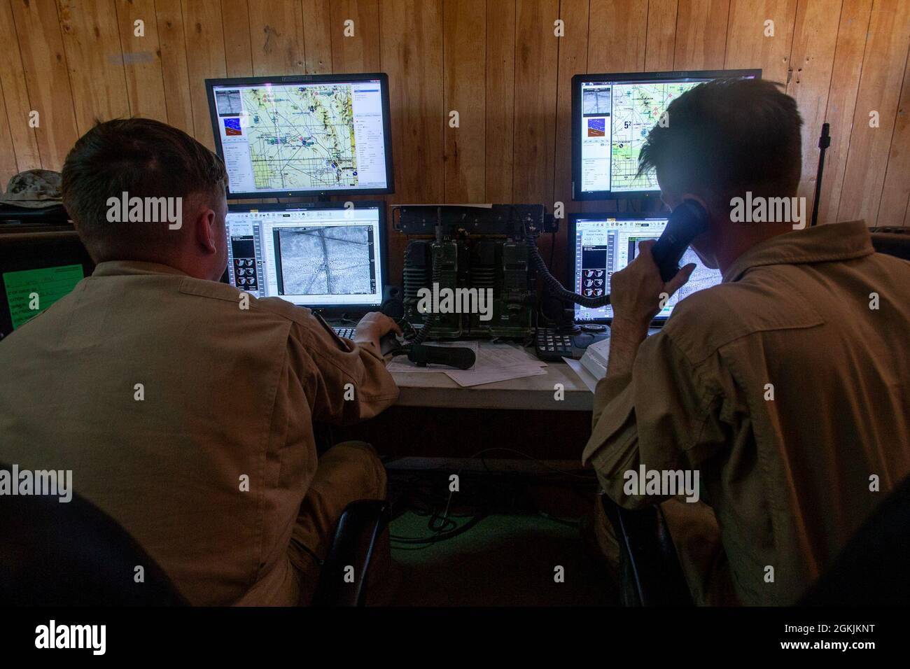 U.S. Marine Corps Lance CPL. Aaron K. Morgan, links, und Sgt. Ryan A. Byrne, unbemannte Luftsystembetreiber bei VMU-2, Pilot eines RQ-21 Blackjack im Marine Corps Air-Ground Combat Center Twentynine Palms, Kalifornien, 5. Mai 2021. VMU-2 und andere der Marine Aircraft Group (mag) 29 zugewiesene Staffeln trainieren im Rahmen der Service Level Training Exercise (SLTE) 3-21, um verschiedene Marine Ground Units zu integrieren und zu unterstützen. SLTE ist eine Reihe von Übungen, die Marines auf Operationen rund um den Globus vorbereiten sollen, indem sie ihre Fähigkeit verbessern, offensive und defensive Kampfhandlungen durchzuführen o Stockfoto