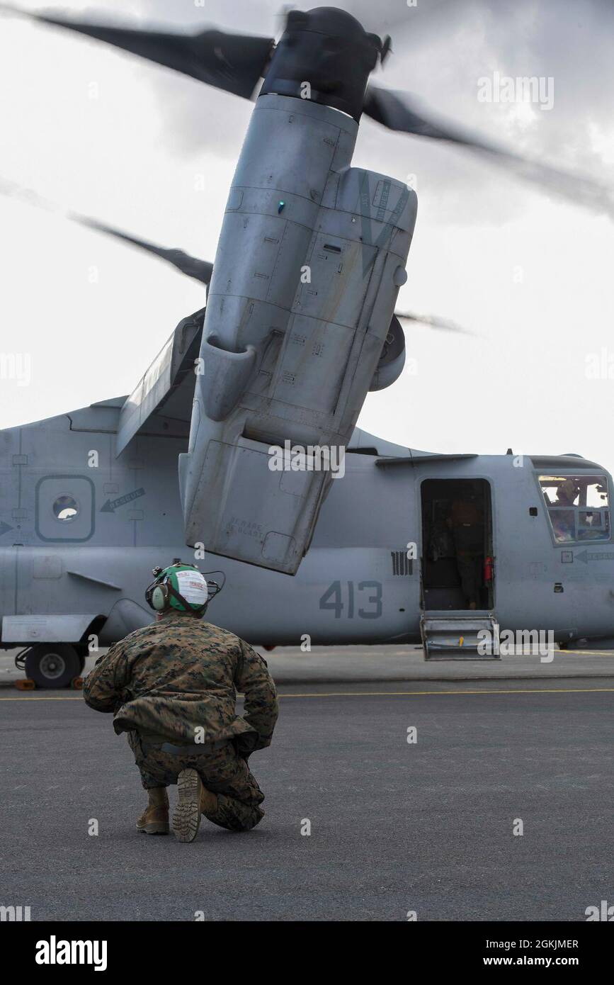 U.S. Marine Corps CPL. Caleb Grace, ein Avioniktechniker, der dem Marine Medium Tiltrotor Squadron (VMM) 764 zugewiesen wurde, beobachtet einen MV-22 Osprey, der sich am 5. Mai 2021 auf der US-Küstenwache Kodiak, Alaska, auf ein Taxi vorbereitet. Innovatives Readiness Training Arctic Care Kodiak Island 2021 bietet praxisorientierte Schulungen zur Verbesserung der Bereitschaft und Überlebensfähigkeit in komplexen Notfallumgebungen. Stockfoto