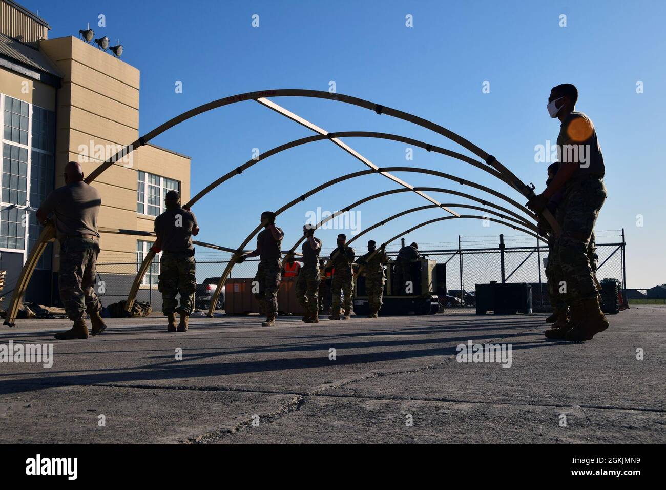 433rd Civil Engineer Squadron Reserve Bürgerflieger bauen ein Zelt auf 5. Mai 2021 während der 433rd Airlift Wing-Übung Alamo Bravo auf der Joint Base San Antonio-Lackland, Texas. Einmal montiert, würde das Zelt verwendet werden, um eine Feldküche zu beherbergen. Stockfoto