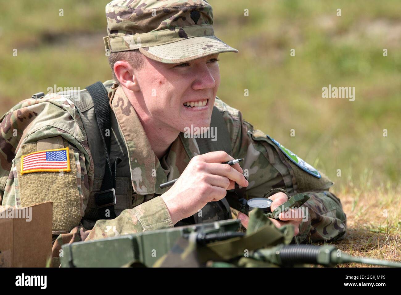 Oregon Army National Guard Spc. Trevor Foster zeigt eine Karte an und verwendet einen Kompass während einer Feueraufruf-Übung im Rahmen des Wettbewerbs 2021 Region Six Best Warrior im Camp Rilea, Warrenton, Oregon, 5. Mai 2021. Soldaten treten an fast 20 Veranstaltungen an, die Teil des Wettbewerbs „Beste Krieger der Region VI“ 2021 waren, der von der Nationalgarde von Oregon veranstaltet wurde. Zum Wettbewerb gehörten Soldaten aus Alaska, Idaho, Montana, North Dakota, Oregon, South Dakota, Washington und Wyoming. Stockfoto