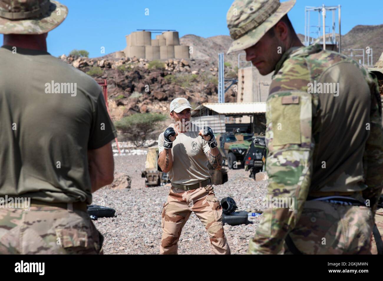 Ein Instruktor des französischen Desert Commando Kurses unterrichtet US-Mitarbeiter der Combined Joint Task Force - Horn von Afrika während einer Kampfstunde Le Centre d'entraînement au Combat de Djibouti (CECAD) in Arta Plage, Dschibuti, 5. Mai 2021. Die Ausbilder waren französische Marineinfanteristen. Stockfoto