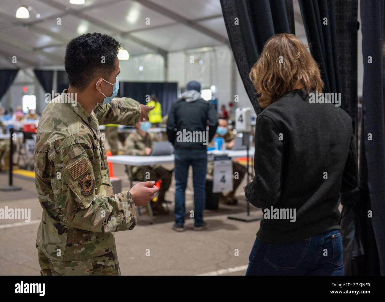 Flieger 1. Klasse Denzel Laxamana, zugewiesen an die 90. Raketenabwehrschwadron bei F.E. Warren Air Force Base, Wyoming, weist ein örtliches Gemeindemitglied an einen Check-in-Tisch im Community Impfzentrum (CVC) in St. Paul, Minnesota, 5. Mai 2021. Der CVC begrüßt die St. Paul-Gemeinde, um kostenlose COVID-19-Impfstoffe zu erhalten. Das U.S. Northern Command setzt sich über die U.S. Army North weiterhin dafür ein, die Federal Emergency Management Agency im Rahmen der Reaktion der gesamten Regierung auf COVID-19 weiterhin flexibel und flexibel zu unterstützen. Stockfoto