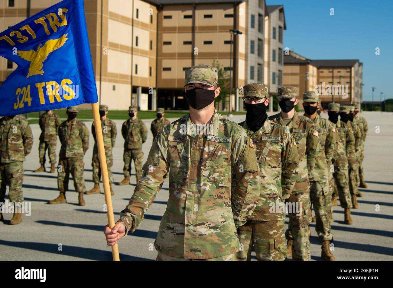 Der erste Flug, der ausschließlich aus den Guardians der US-Weltraumwaffe bestand, absolvierte am 6. Mai 2021 das Air Force Basic Military Training auf der Joint Base San Antonio-Lackland, Texas. Einunddreißig Männer gehörten Flug 429 an, und vier Frauen waren Mitglieder von Flug 430. Diese 35 Guardians gehörten zu den insgesamt 571 Absolventen des 324. Trainingsgeschwaders. Die neuen Guardians werden nach ihrem Abschluss an einer der drei Stützpunkte teilnehmen: Vandenberg AFB, Kalifornien; Goodfellow AFB, Texas; und Keesler AFB, Frau Stockfoto