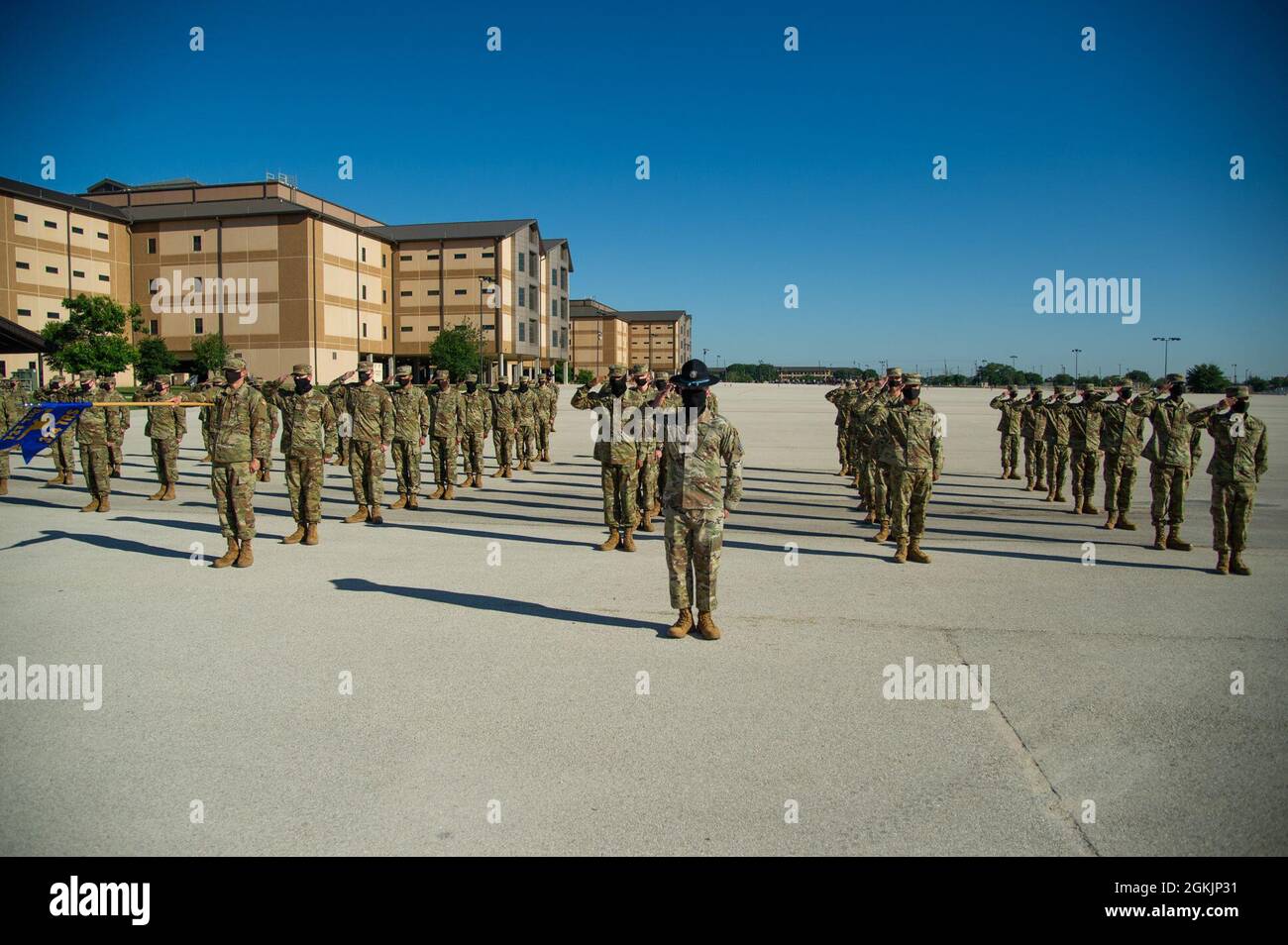 Der erste Flug, der ausschließlich aus den Guardians der US-Weltraumwaffe bestand, absolvierte am 6. Mai 2021 das Air Force Basic Military Training auf der Joint Base San Antonio-Lackland, Texas. Einunddreißig Männer gehörten Flug 429 an, und vier Frauen waren Mitglieder von Flug 430. Diese 35 Guardians gehörten zu den insgesamt 571 Absolventen des 324. Trainingsgeschwaders. Die neuen Guardians werden nach ihrem Abschluss an einer der drei Stützpunkte teilnehmen: Vandenberg AFB, Kalifornien; Goodfellow AFB, Texas; und Keesler AFB, Frau Stockfoto