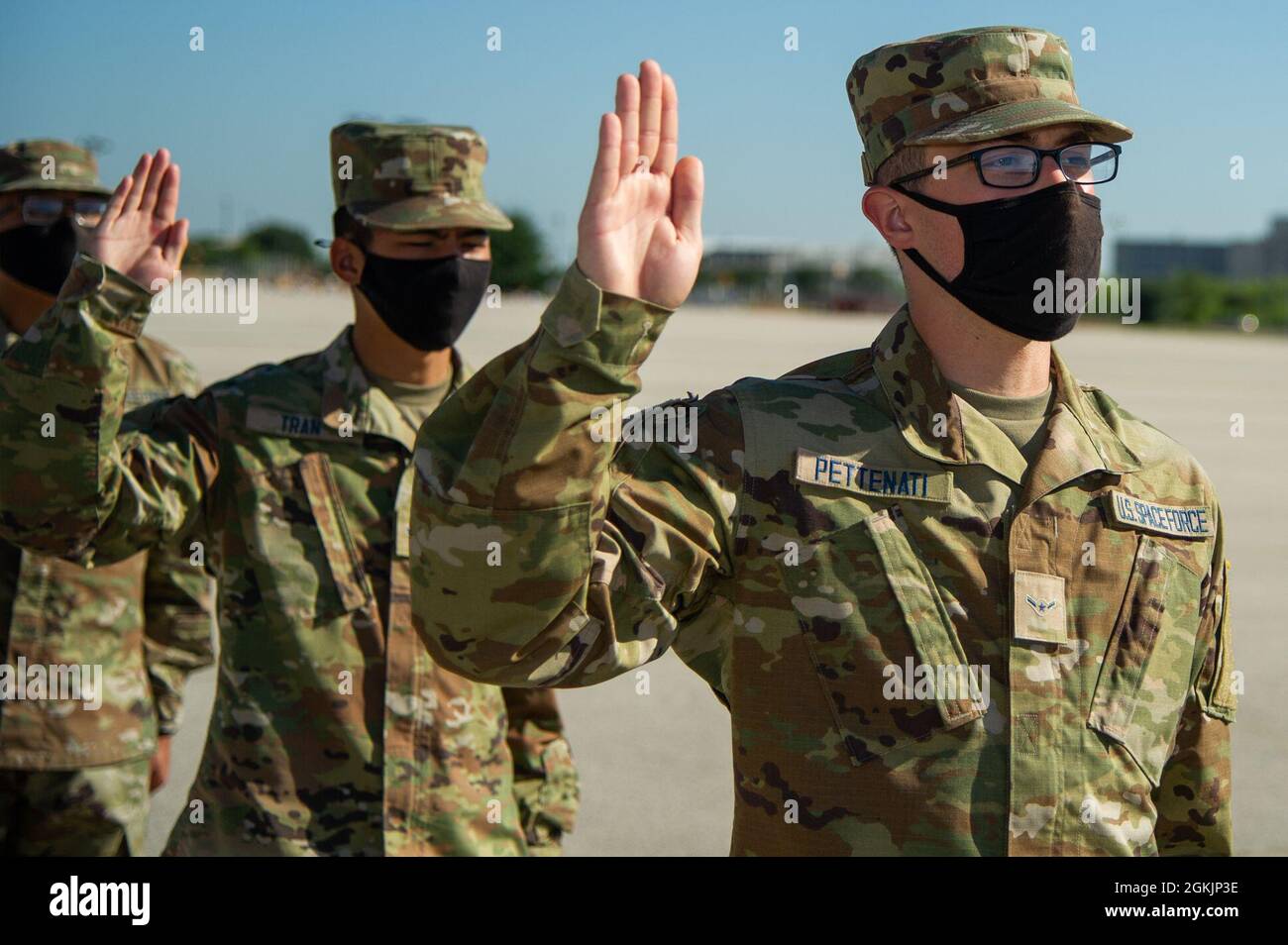 Der erste Flug, der ausschließlich aus den Guardians der US-Weltraumwaffe bestand, absolvierte am 6. Mai 2021 das Air Force Basic Military Training auf der Joint Base San Antonio-Lackland, Texas. Einunddreißig Männer gehörten Flug 429 an, und vier Frauen waren Mitglieder von Flug 430. Diese 35 Guardians gehörten zu den insgesamt 571 Absolventen des 324. Trainingsgeschwaders. Die neuen Guardians werden nach ihrem Abschluss an einer der drei Stützpunkte teilnehmen: Vandenberg AFB, Kalifornien; Goodfellow AFB, Texas; und Keesler AFB, Frau Stockfoto