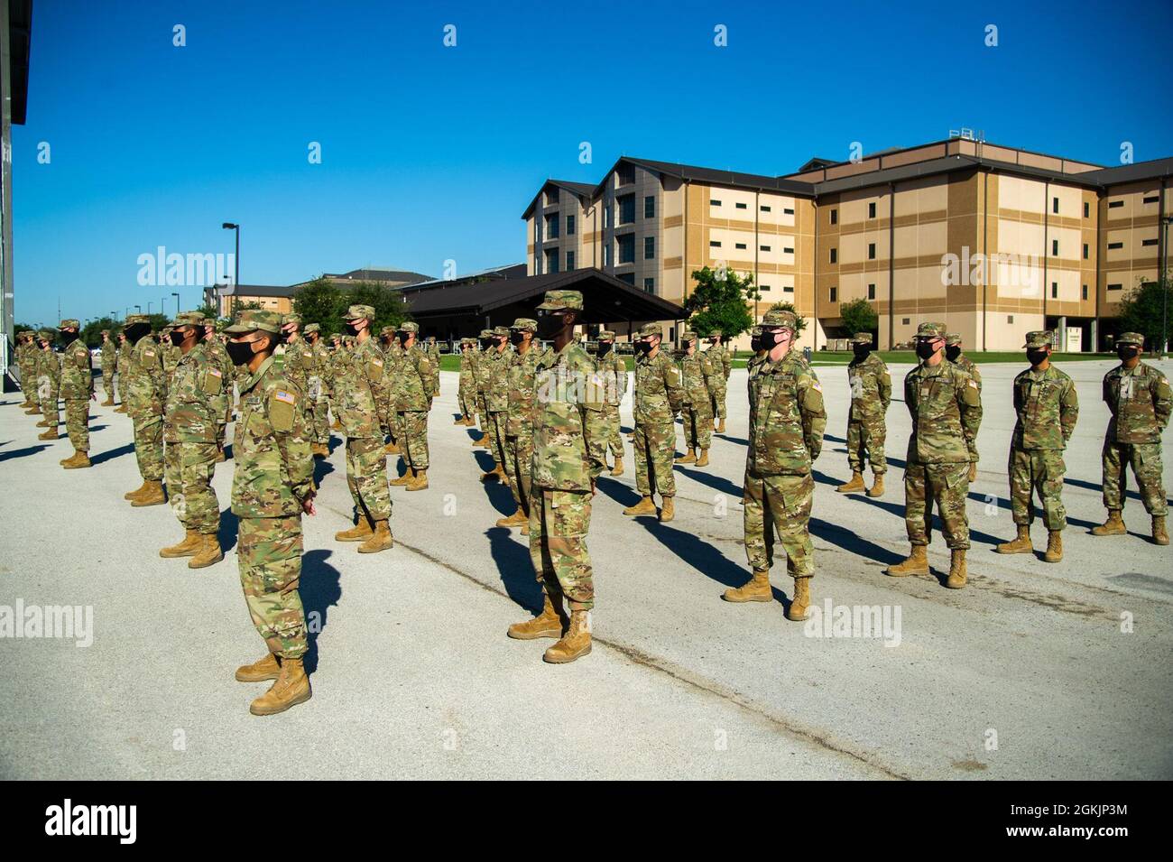 Der erste Flug, der ausschließlich aus den Guardians der US-Weltraumwaffe bestand, absolvierte am 6. Mai 2021 das Air Force Basic Military Training auf der Joint Base San Antonio-Lackland, Texas. Einunddreißig Männer gehörten Flug 429 an, und vier Frauen waren Mitglieder von Flug 430. Diese 35 Guardians gehörten zu den insgesamt 571 Absolventen des 324. Trainingsgeschwaders. Die neuen Guardians werden nach ihrem Abschluss an einer der drei Stützpunkte teilnehmen: Vandenberg AFB, Kalifornien; Goodfellow AFB, Texas; und Keesler AFB, Frau Stockfoto