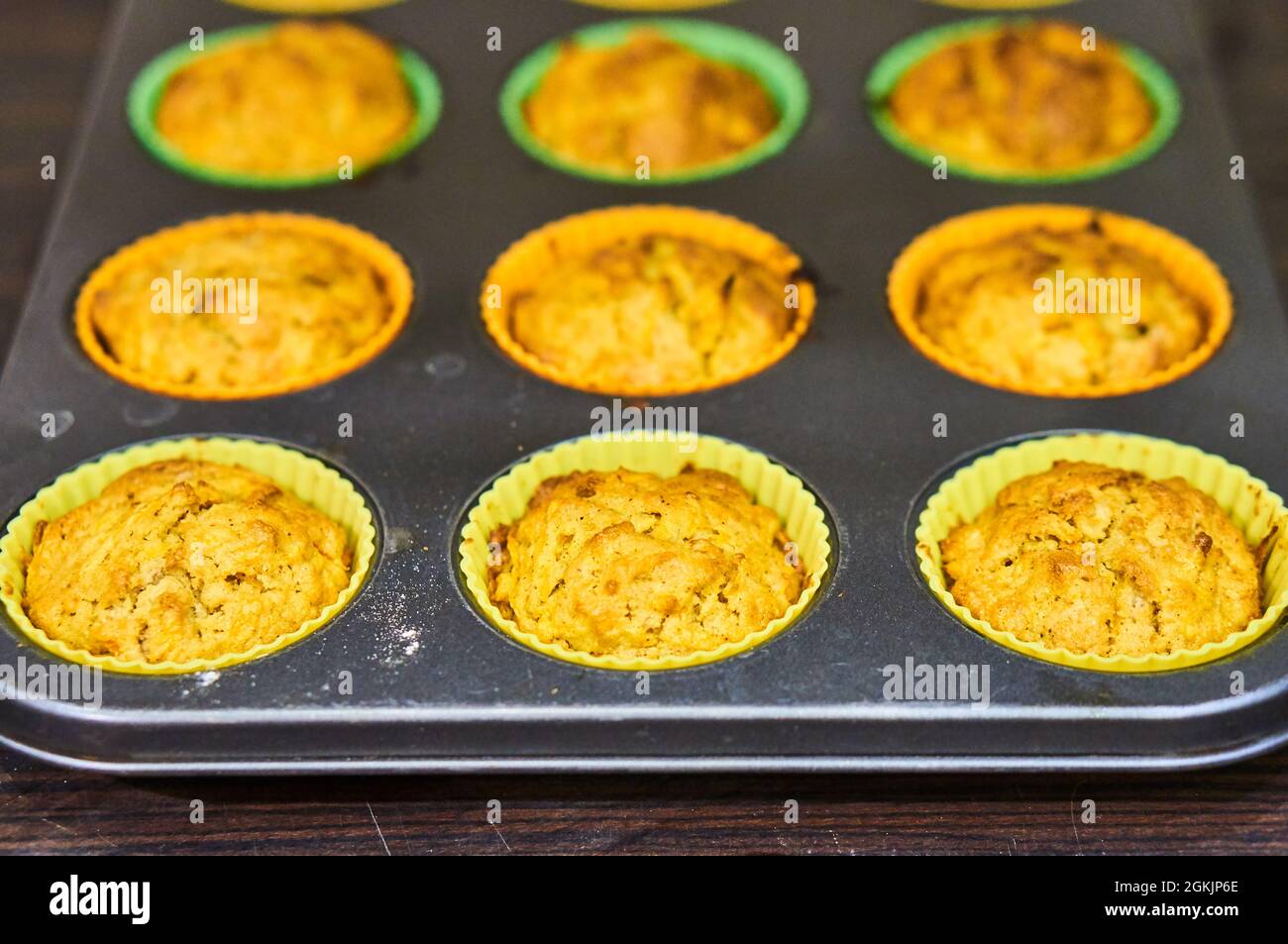 Frisch gebackene Cupcakes aus Karotten in Muffin-Dosen Stockfoto