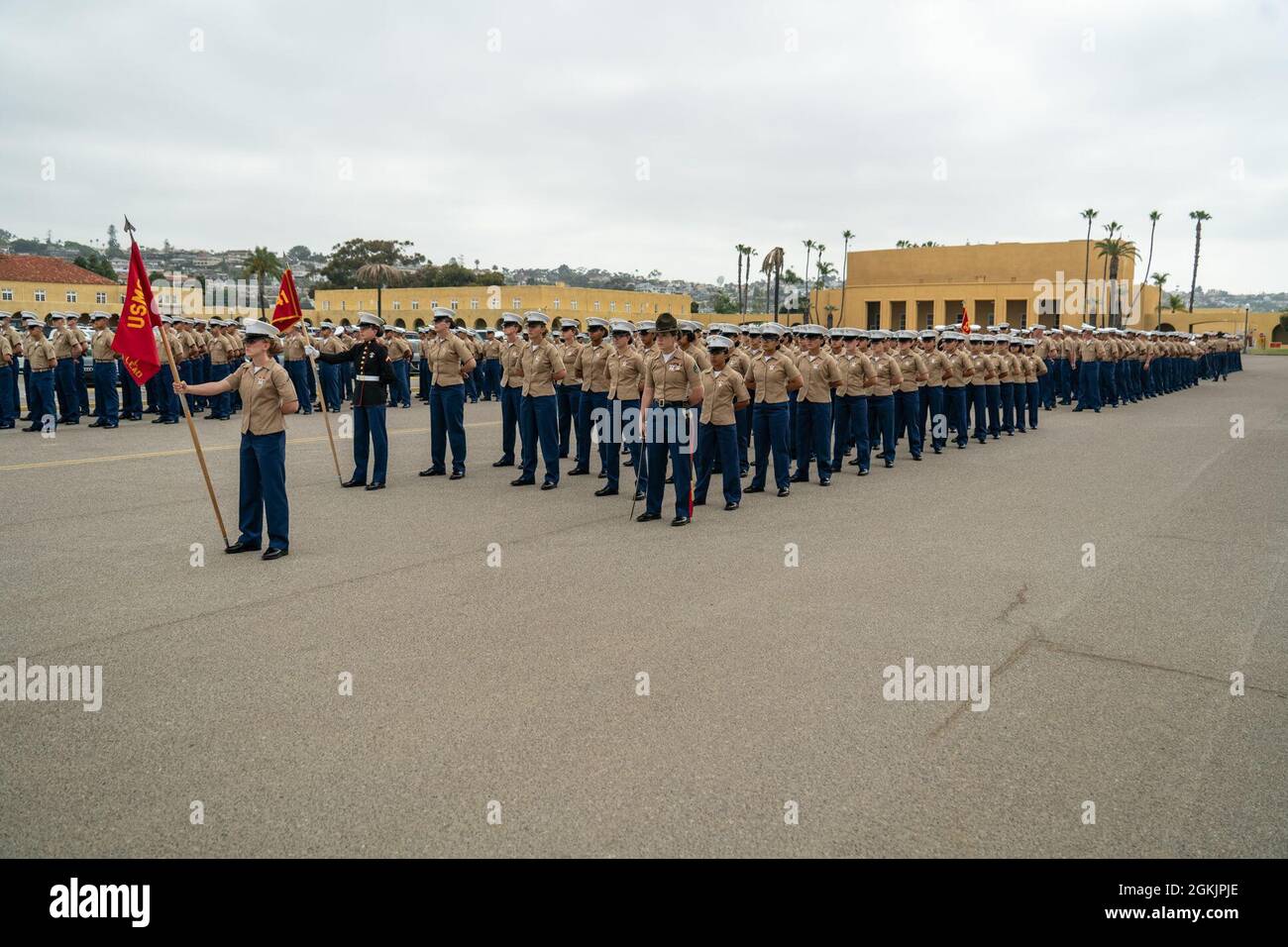 U.S. Marines with Platoon 3241, Lima Company, 3rd Recruit Training Bataillon, Stand in Formation at Marine Corps Recruit Depot, San Diego, 6. Mai 2021. Dieses Unternehmen von Marines war das erste geschlechtsspezifische integrierte Unternehmen, das bei MCRD San Diego hergestellt wurde. Stockfoto