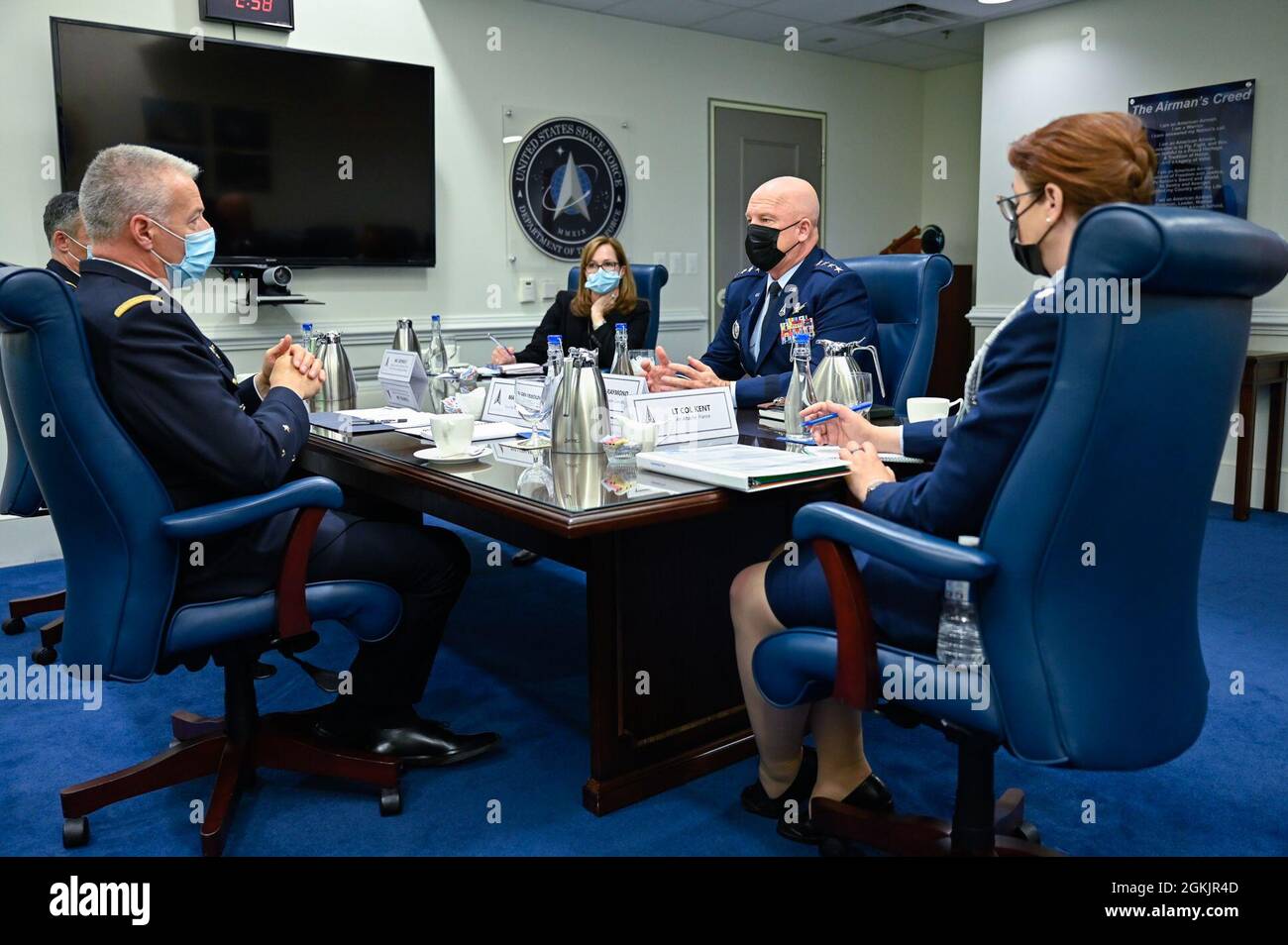 General John W. Raymond, der zweite von rechts, spricht mit General Michel Friedling, links, Kommandant des französischen Weltraumkommandos, während eines Treffens im Pentagon, Arlington, Virginia, 6. Mai 2021. Raymond und Friedling diskutierten über die Partnerschaft zwischen ihren militärischen Niederlassungen. Stockfoto