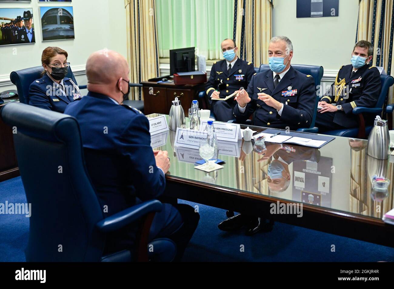 Maj. General Michel Friedling, Kommandant des französischen Weltraumkommandos, spricht mit dem Chef der Weltraumoperationen, General John W. Raymond, während eines Treffens im Pentagon, Arlington, Virginia, 6. Mai 2021. Raymond und Friedling diskutierten über die Partnerschaft zwischen ihren militärischen Niederlassungen. Dieses Bild wurde geändert, um Sicherheitsausweise zu verschleiern. Stockfoto