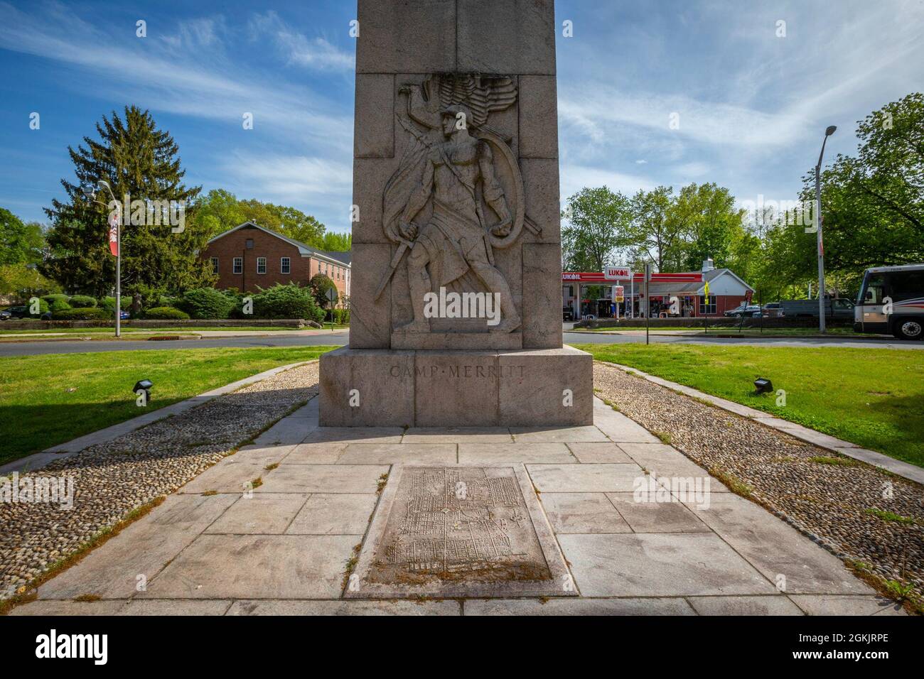 Relief eines doughboys aus dem Ersten Weltkrieg, der von Robert I. Aitken auf der Nordseite des Camp Merritt Memorial Monument in Cresskill, N.J., 6. Mai 2021 modelliert wurde. Der 66 Meter hohe Obelisk, der das Zentrum des Lagers markierte, ist den Soldaten gewidmet, die während des Ersten Weltkriegs durch das Lager einmarschierten, um in Europa zu kämpfen. Auf der Ost- und Westseite des Denkmals sind die Namen der 573 Soldaten, Vier Krankenschwestern und ein Zivilist, die im Lager aufgrund der Grippeepidemie von 1918 ums Leben kamen. Direkt vor dem Relief befindet sich eine dimensionale Steinschnitzkarte von Camp Merritt. Das Denkmal wurde am 30. Mai 19 eingeweiht Stockfoto