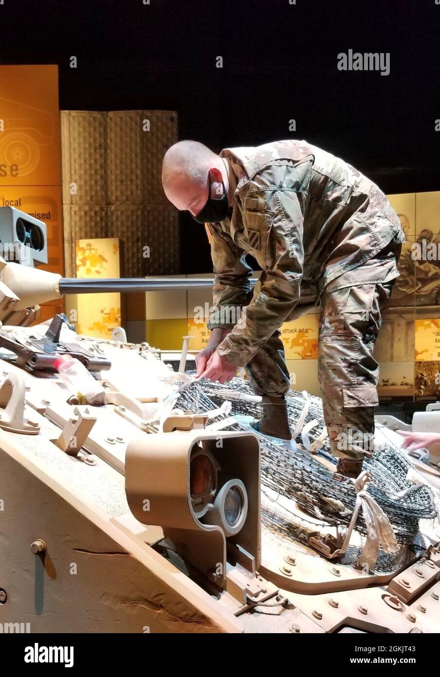 Spc. Philip Starkes, der Firma D, 6. Squadron, 8. Kavallerieregiment, 2. Panzerbrigade, 3. Infanterie-Division zugeordnet, arbeitete mit dem National Museum der US-Armee in Fort Belvoir, Virginia, Das erste Bradley-Kampffahrzeug, das während der Operation Iraqi Freedom in den Irak einfährt, wieder in seinen früheren Ruhm zu bringen. Die Wiederherstellung der Bradley ermöglicht es modernen Kavallerie-Männern, sich mit ihrer Kavallerie-Linie der US-Armee zu verbinden und das Fahrzeug für zukünftige Generationen zu erhalten. Stockfoto