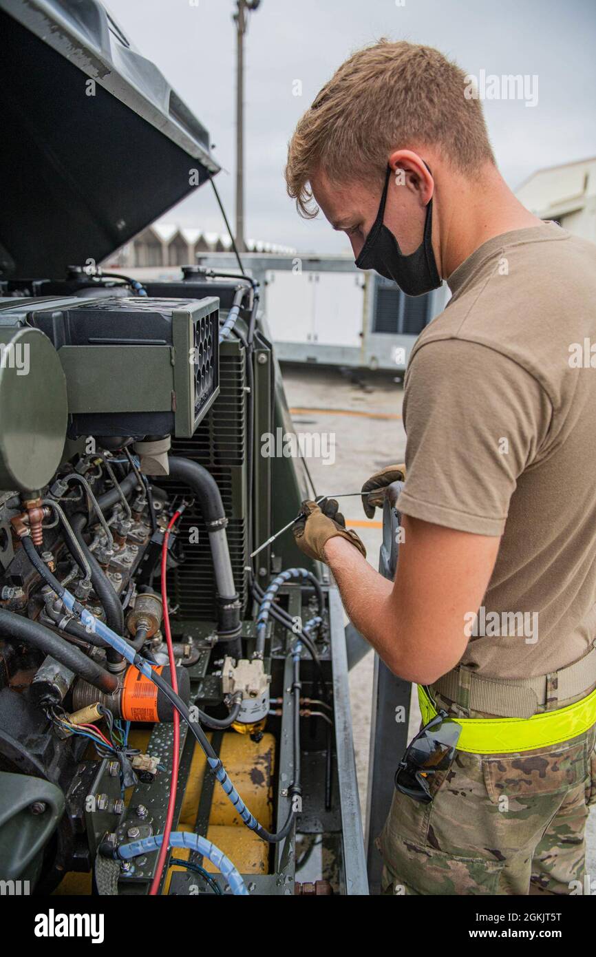 Der Flieger Grant Christensen, ein 18. Equipment Maintenance Squadron, Fluglehrling für Luft- und Raumfahrtgeräte, prüft das Öl auf einem Ausrüstungsstück auf der Kadena Air Base, Japan, 6. Mai 2021. Wenn Geräte empfangen werden, die nicht funktionieren, ist es die Aufgabe eines ALTERSBESTIMMTEN Technikers, die Ursache der Fehlfunktion herauszufinden. Stockfoto