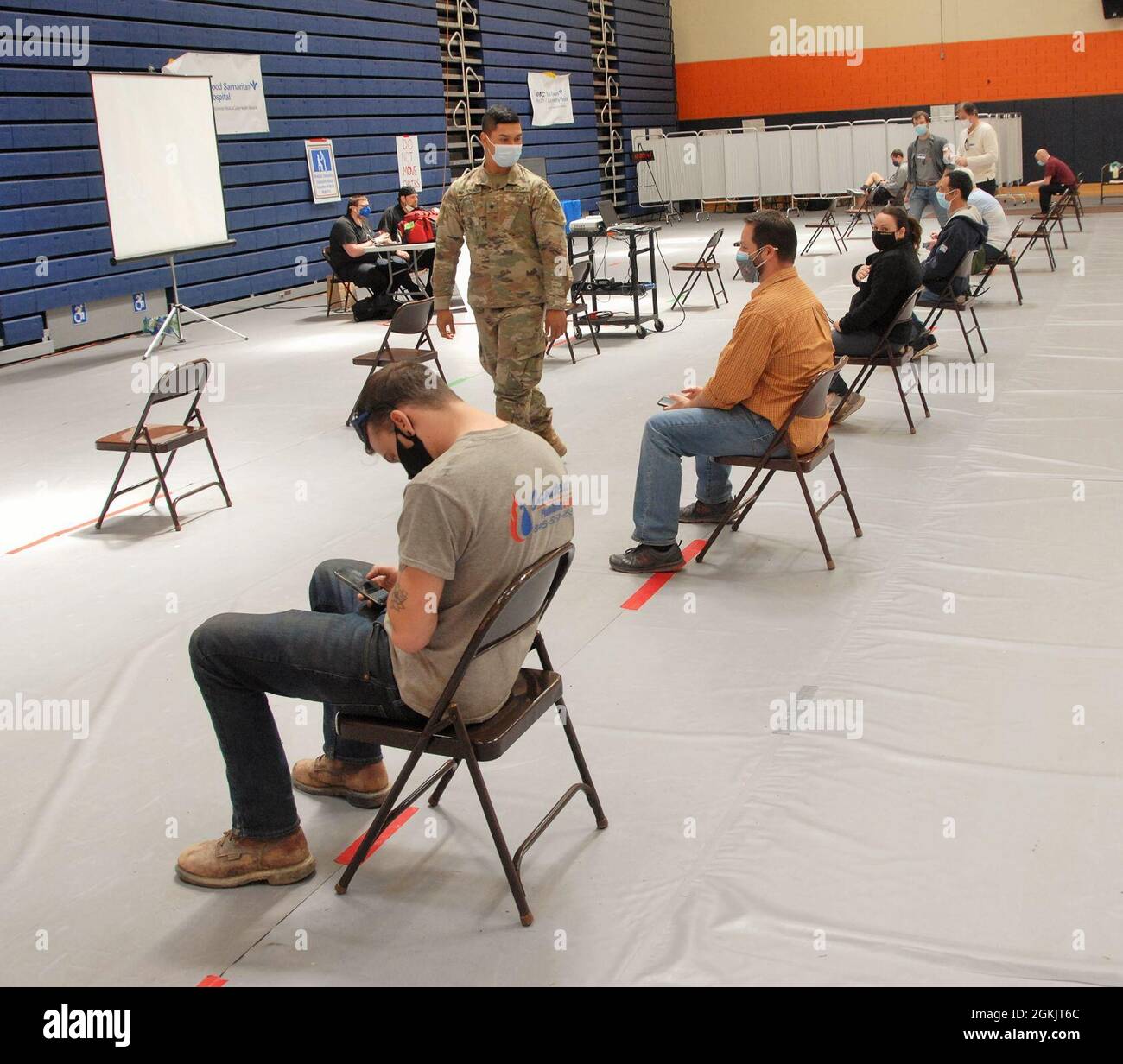 Die Nationalgarde der New Yorker Armee, SPC Jason Maldonado, der Alpha Company, 1. Bataillon, 258. Feldartillerie, zugewiesen wurde, geimpfte kürzlich Patienten im medizinischen Beobachtungsgebiet am staatlichen Impfplatz des Orange County Community College in Middletown, NY, am 6. Mai, 2020.über 3,000 Mitglieder der New Yorker Armee und der Air National Guard, der New Yorker Naval Miliz und der New York Guard unterstützen die Reaktion mehrerer Behörden auf COVID-19 an 24 Impfstellen und anderen Orten in New York Stockfoto