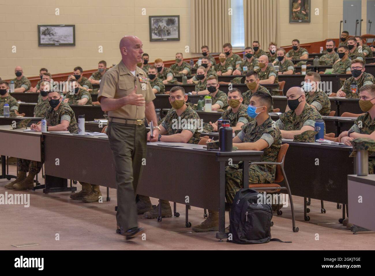 LT. General David Ottignon, stellvertretender Kommandant des US-Marine Corps für Manpower und Reserveangelegenheiten, Hauptquartier Marine Corps, leitet einen Leitfaden für die Diskussion der Führungskräfte an die Schüler der Basic School (TBS) der Marine Corps Base Quantico, Virginia, 7. Mai 2021. Ottignon diskutierte und beantwortete Fragen zur Fitness, Zukunft und Ziele des Marine Corps mit beauftragten US Marine Corps Offizieren. Stockfoto