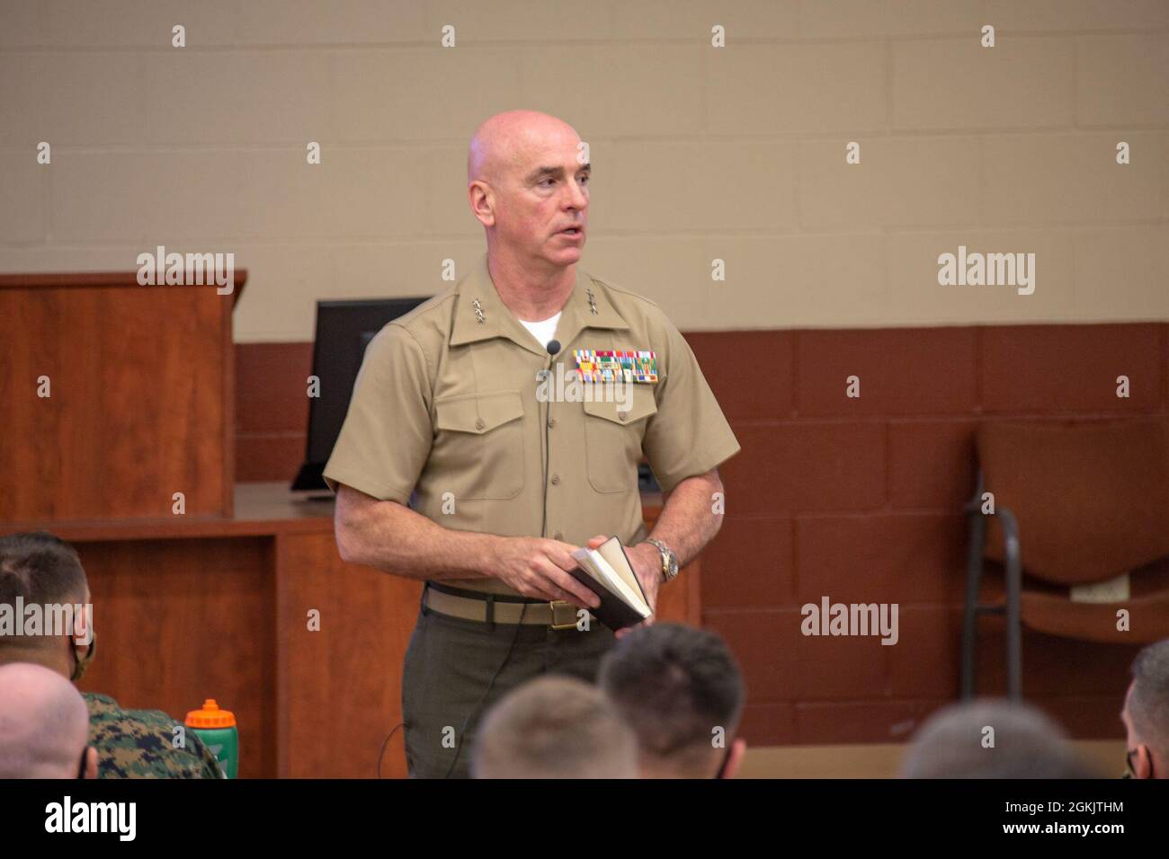 LT. General David Ottignon, stellvertretender Kommandant des US Marine Corps für Manpower und Reserveangelegenheiten, Hauptquartier Marine Corps, leitet einen Leitfaden zur Diskussion der Führungskräfte für die Schüler der Basic School (TBS) an der Marine Corps Base Quantico, Virginia, 7. Mai 2021. Ottignon diskutierte und beantwortete Fragen zur Fitness, Zukunft und Ziele des Marine Corps mit ernannten und beauftragten US Marine Corps Offizieren. Stockfoto