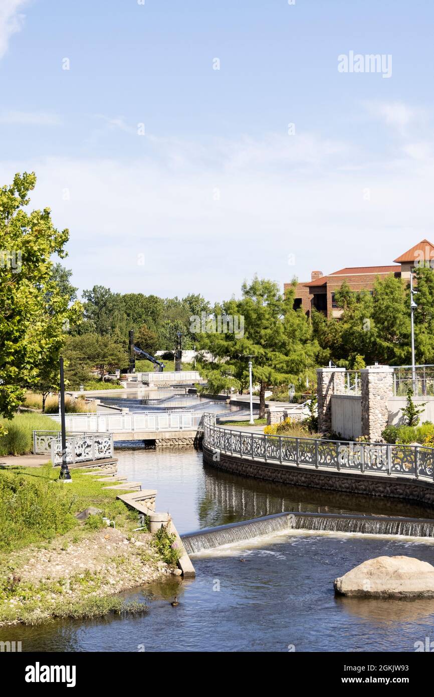 Ein Kanal vom St. Joseph River fließt durch den Riverwalk am Beutter Riverfront Park in Mishawaka, Indiana, USA. Stockfoto