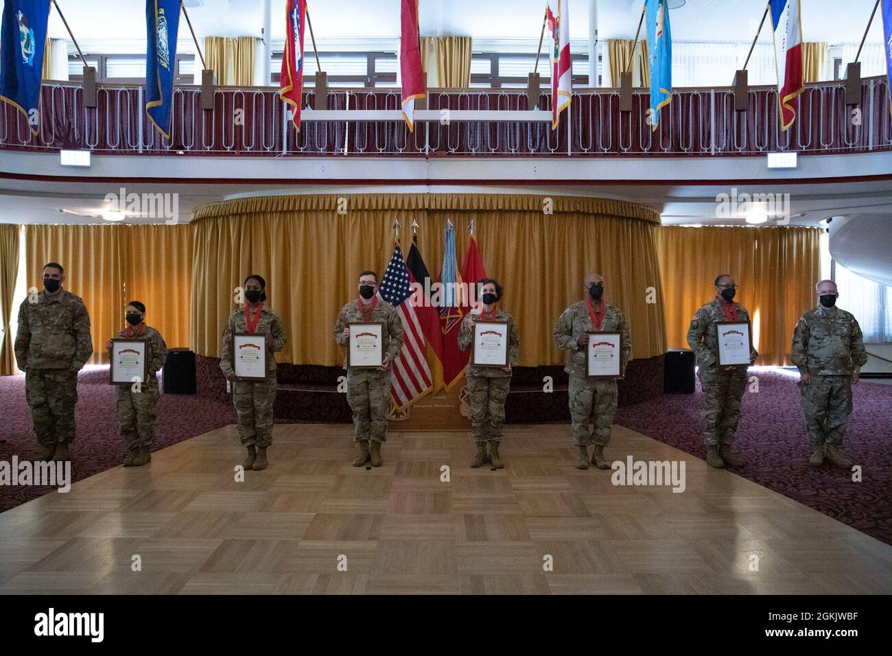 Soldaten des 10. Armee-Luft- und Raketenverteidigungskommandos wurden bei der Preisverleihung der Heiligen Barbara am 7. Mai 2021 ausgezeichnet. Bild von links nach rechts: Chief Warrant Officer 3 Cynthia Bingaman, Chief Warrant Officer 3 Micaela Pittman, Cpt. Michael Morgan, Chief Warrant Officer 2 Samantha Mickens, Chief Warrant Officer 4 John Mickens und LT. Col. Christine DeSaine wurden als Mitglieder des Honorable Order of St. Barbara anerkannt. Stockfoto