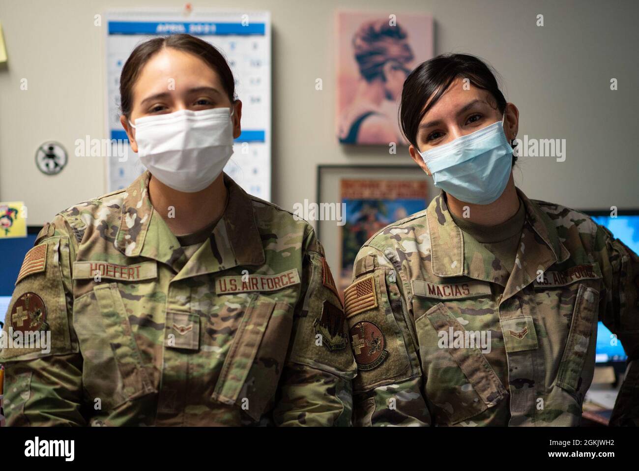 Elizabeth Hoefert, Airman der US-Luftwaffe, links, und Airman 1st Class Karina Macias, 23d Medical Group Aerospace Medical Technicians, posieren für ein Foto für die Nurse and Tech Week auf der Moody Air Force Base, Georgia, 7. Mai 2021. Wenn Hoefert keine ambulante Betreuung durchführt, macht er gerne Skizzen, und Macias freut sich darauf, jeden Tag die Kunst ihrer Kollegin zu sehen. Stockfoto