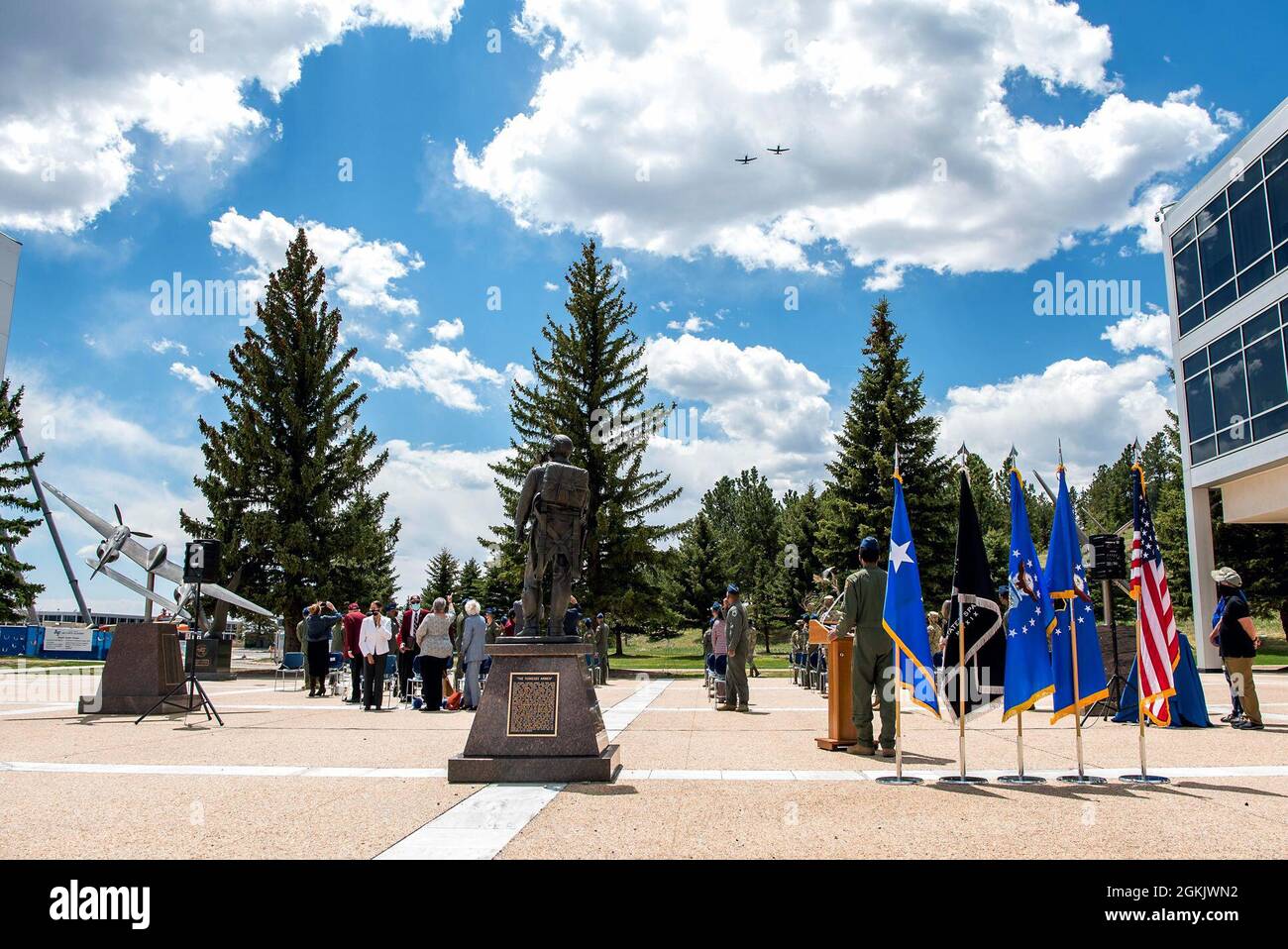 U.S. Air Force Academy -- Eine zwei-Schiffe-Formation von Beechcraft T-6 Flugzeugen führt einen Überflug während der Tuskegee Airman Wreath Laying Ceremony im Honor Garden am 7. Mai 2021 an der U.S. Air Force Academy in Colorado Springs durch, Colo. Der jährliche Tribut würdigt, wie die Aktionen des Tuskegee Airman die Luftwaffe, das Militär und die Welt verändert haben. Stockfoto