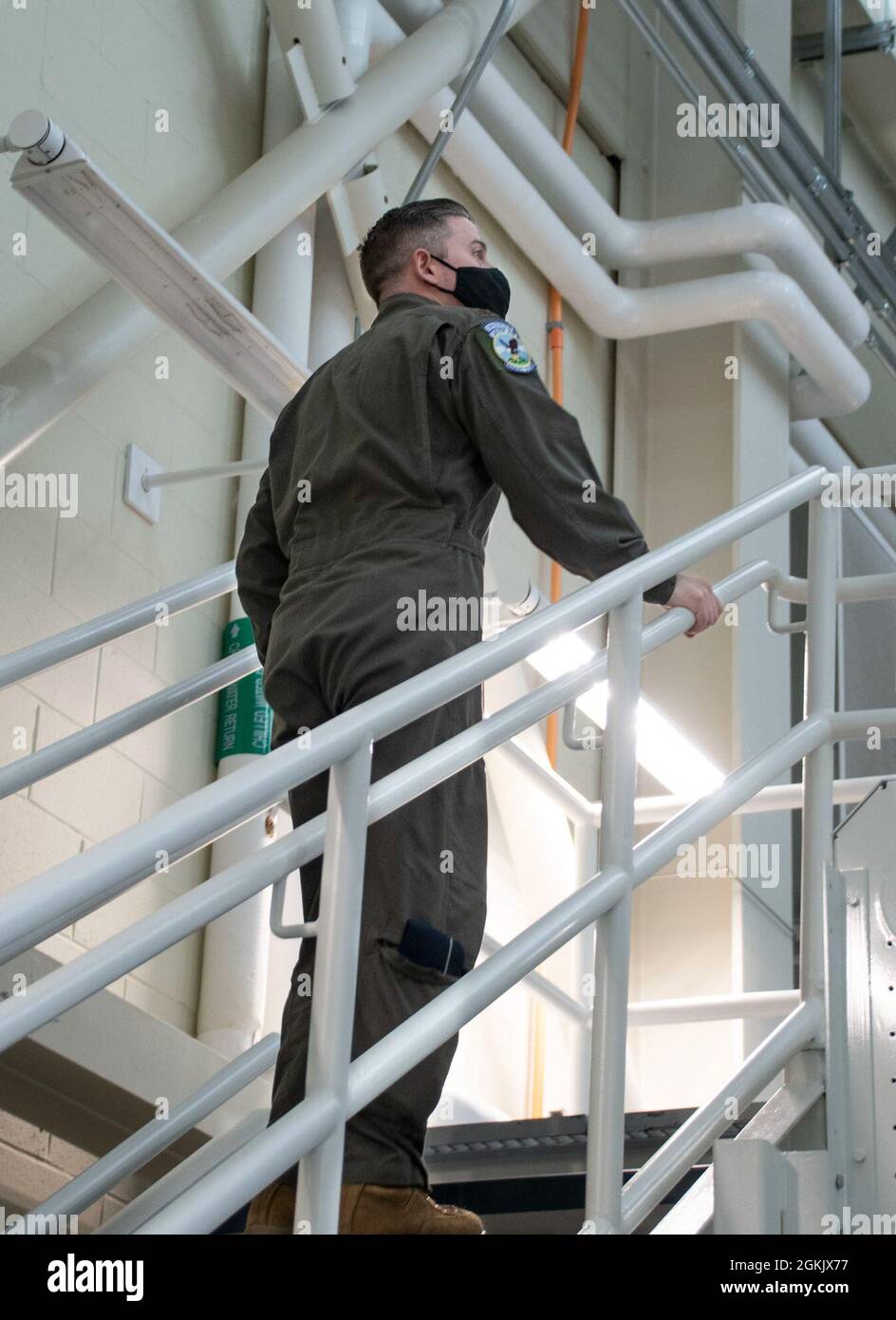 Der Pilot der Air National Guard, Major Mark Zirkle, aus der 130. Airlift Squadron, steigt die Treppe hinauf, die in das Waffensystemtrainer-Reconfigurable Training führt, North Kingstown, RI, 7. Mai 2021. Zirkle war Teil der ersten Klasse, die mit dem neuen Flugsimulator WST10R trainierten. Stockfoto