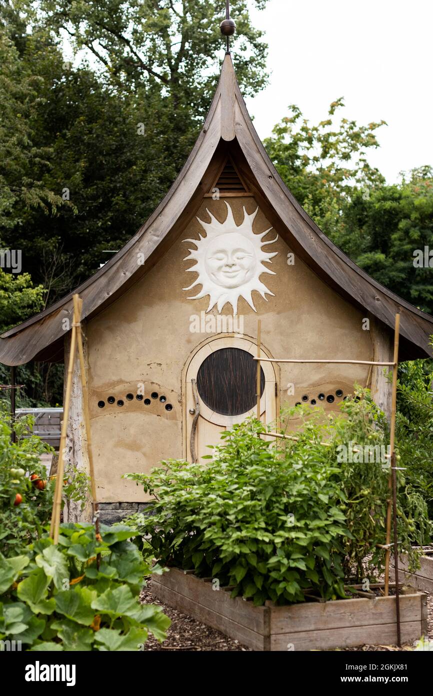 Der Geräteschuppen im wellfield Botanic Gardens in Elkhart, Indiana, USA, wurde im Gartenhaus-Stil mit Slip-Stroh-Konstruktion gebaut. Stockfoto