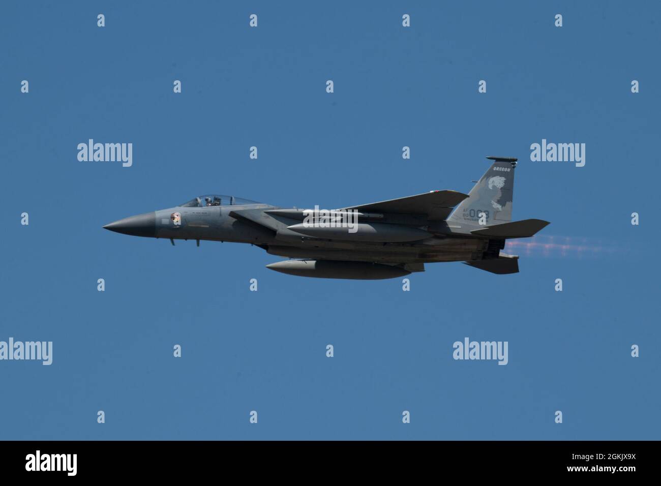 Ein 173rd Fighter Wing F-15C Eagle fliegt nach dem Start am 7. Mai 2021 auf der Eglin Air Force Base, Florida, über die Fluglinie. Die besuchenden F-15Cs fungierten als gegnerisch agiertes Flugzeug zur Unterstützung des 33. FW F-35A Lightning II Trainingsskilllabus. Stockfoto