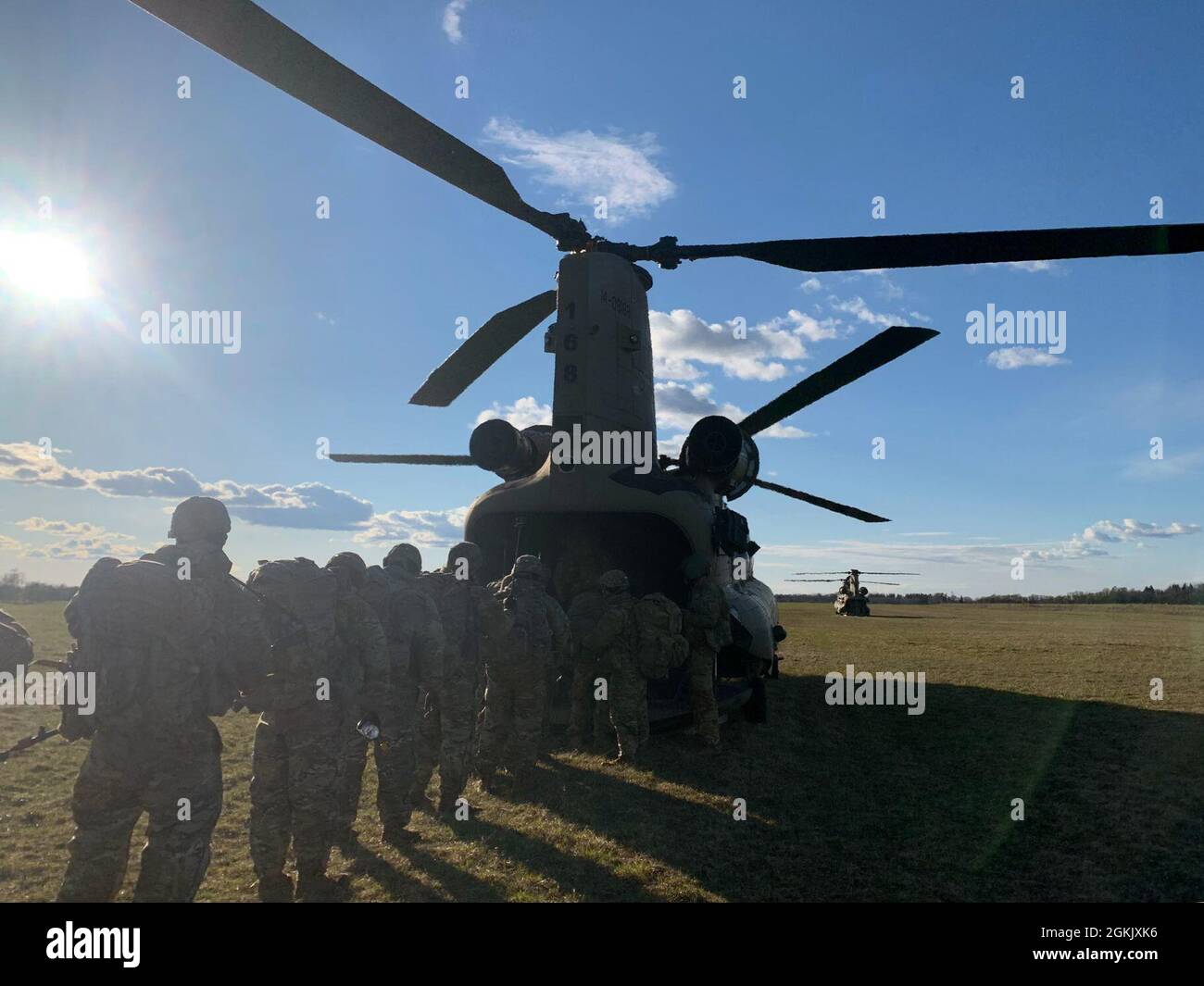 NURMSI, Estland – Soldaten der 3. Brigade, 82. Airborne Infantry Division laden hier einen CH-47 Chinook 8. Mai 2021. Dieses Flugtraining ist Teil von Swift Response 21, einer verbundenen Übung von DEFENDER-Europe 21. DEFENDER-Europe 21 ist eine groß angelegte Übung unter Führung der US-Armee, die darauf ausgelegt ist, Bereitschaft und Interoperabilität zwischen den USA, NATO-Verbündeten und Partnermilitärs aufzubauen. In diesem Jahr werden mehr als 28,000 multinationale Streitkräfte aus 26 Nationen nahezu simultan Operationen in mehr als 30 Trainingsgebieten in mehr als einem Dutzend Ländern vom Baltikum bis zu den strategisch wichtigen durchführen Stockfoto