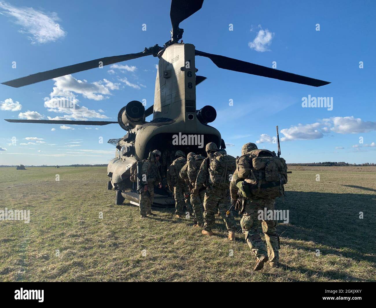NURMSI, Estland – Soldaten der 3. Brigade, 82. Airborne Infantry Division laden hier einen CH-47 Chinook 8. Mai 2021. Dieses Flugtraining ist Teil von Swift Response 21, einer verbundenen Übung von DEFENDER-Europe 21. DEFENDER-Europe 21 ist eine groß angelegte Übung unter Führung der US-Armee, die darauf ausgelegt ist, Bereitschaft und Interoperabilität zwischen den USA, NATO-Verbündeten und Partnermilitärs aufzubauen. In diesem Jahr werden mehr als 28,000 multinationale Streitkräfte aus 26 Nationen nahezu simultan Operationen in mehr als 30 Trainingsgebieten in mehr als einem Dutzend Ländern vom Baltikum bis zu den strategisch wichtigen durchführen Stockfoto