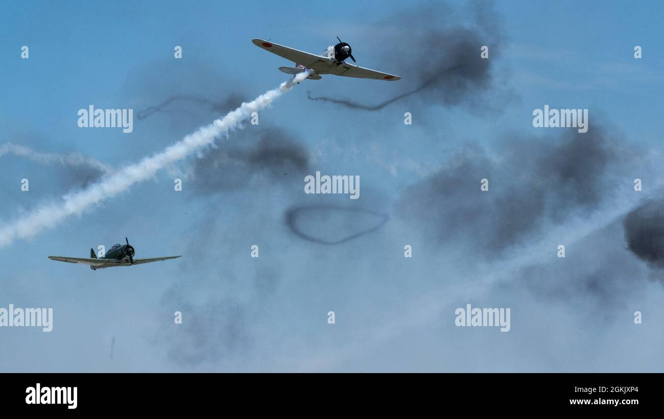 Tora, Tora, Tora, stellt den japanischen Angriff auf Pearl Harbor auf der Barksdale Defenders of Liberty Air & Space Show 2021 auf der Barksdale Air Force Base, Louisiana, 8. Mai 2021 nach. Tora, Tora, Tora, ist die Erinnerungsluftwaffe, die Nachbildung des japanischen Angriffs auf Pearl Harbor, der den Beginn der amerikanischen Beteiligung am Zweiten Weltkrieg signalisiert hat Stockfoto