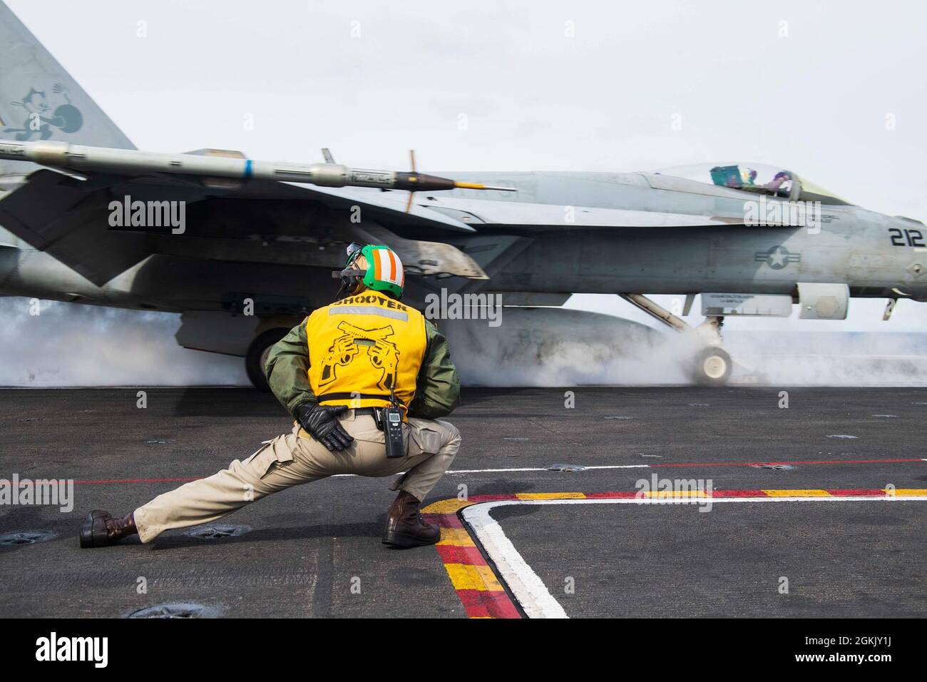 US Navy LT. Colin Zimmerman, aus Anchorage, Alaska, ein Katapultoffizier an Bord des Flugzeugträgers USS Theodore Roosevelt (CVN 71), signalisiert, eine F/A-18E Super Hornet, die den „Tomcatters“ des Strike Fighter Squadron (VFA) 71 zugewiesen wurde, vom Flugdeck des Schiffes aus zu starten, 7. Mai 2021, Zur Unterstützung von Flugoperationen über dem Joint Pacific Alaska Range Complex und dem Golf von Alaska während der Übung Northern Edge 2021 (NE21). Marine-, Luftwaffe- und Marineflugzeuge führten während des NE21 Flugmissionen durch und demonstrierten nahtlose, gemeinsame Kampffähigkeiten. Etwa 15,000 US-Dienstmitglieder sind par Stockfoto